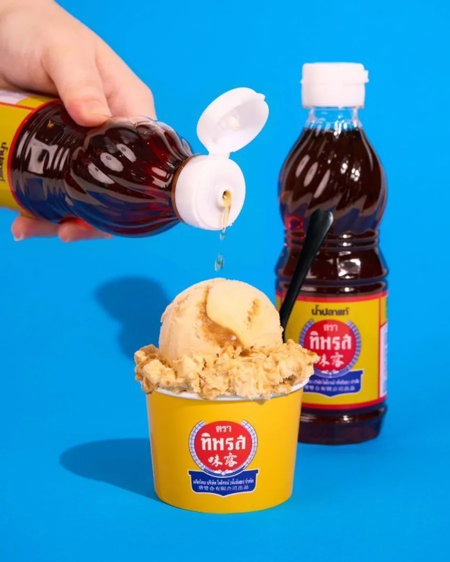 Kem caramel nước mắm ở quán kem Guss Damn Good đã gây tò mò cho thực khách. Sự kết hợp vị mặn đặc trưng của nước mắm Thiparos với vị ngọt béo của kem caramel đã tạo nên một hương vị mặn-ngọt đầy thú vị. Quán này còn có các vị kem độc đáo khác như: koh-kae wasabi (đậu phộng koh-kae vị mù tạt xanh), Aor-Sor-Ror vinegar chili (nước mắm ớt Aor Sor Ror), pumpui clam & corn (hến pumpui và bắp ngọt), Taro cheese (phô mai và cá sợi Taro) … Địa chỉ: 924 Phaya Thai road, Wang Mai, Pathum Wan, Bangkok  - Ảnh: Guss Damn Good 