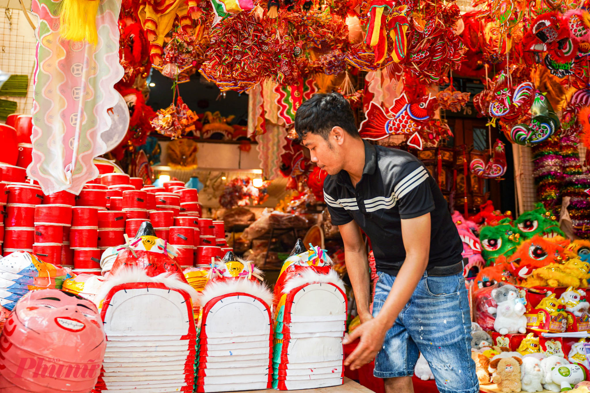 Các tiểu thương tại phố Hàng Mã cho biết, nhiều năm gần đây, đồ chơi truyền thống gần như đã chiếm trọn vẹn sự thu hút bởi người tiêu dùng ngày càng yêu thích và tìm về những món đồ chơi trung thu mang đậm bản sắc dân tộc hơn là những món đồ chơi nhựa nhập ngoại.
