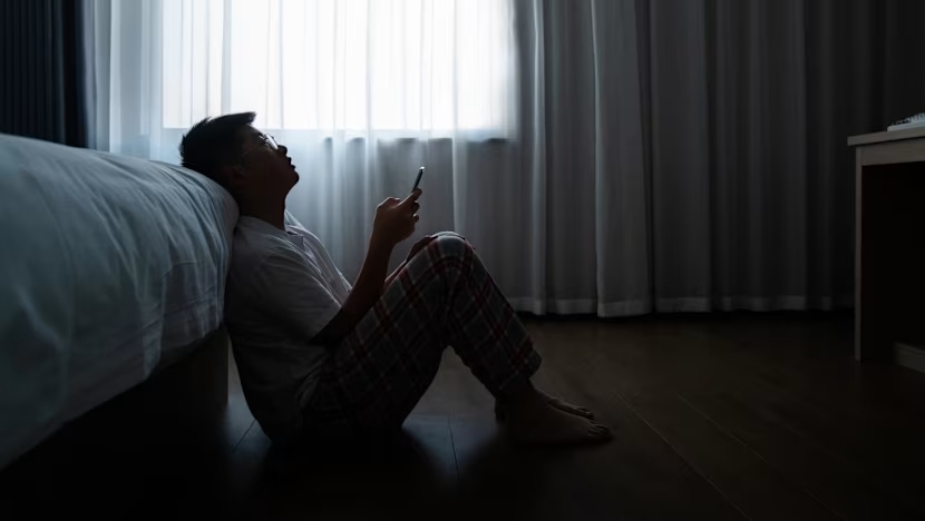 hàng ngàn “bạn bè” hay người theo dõi trên mạng, nhưng lại hiếm khi tìm được một người thật sự để gọi điện, chia sẻ hay khóc cùng lúc khó khăn.