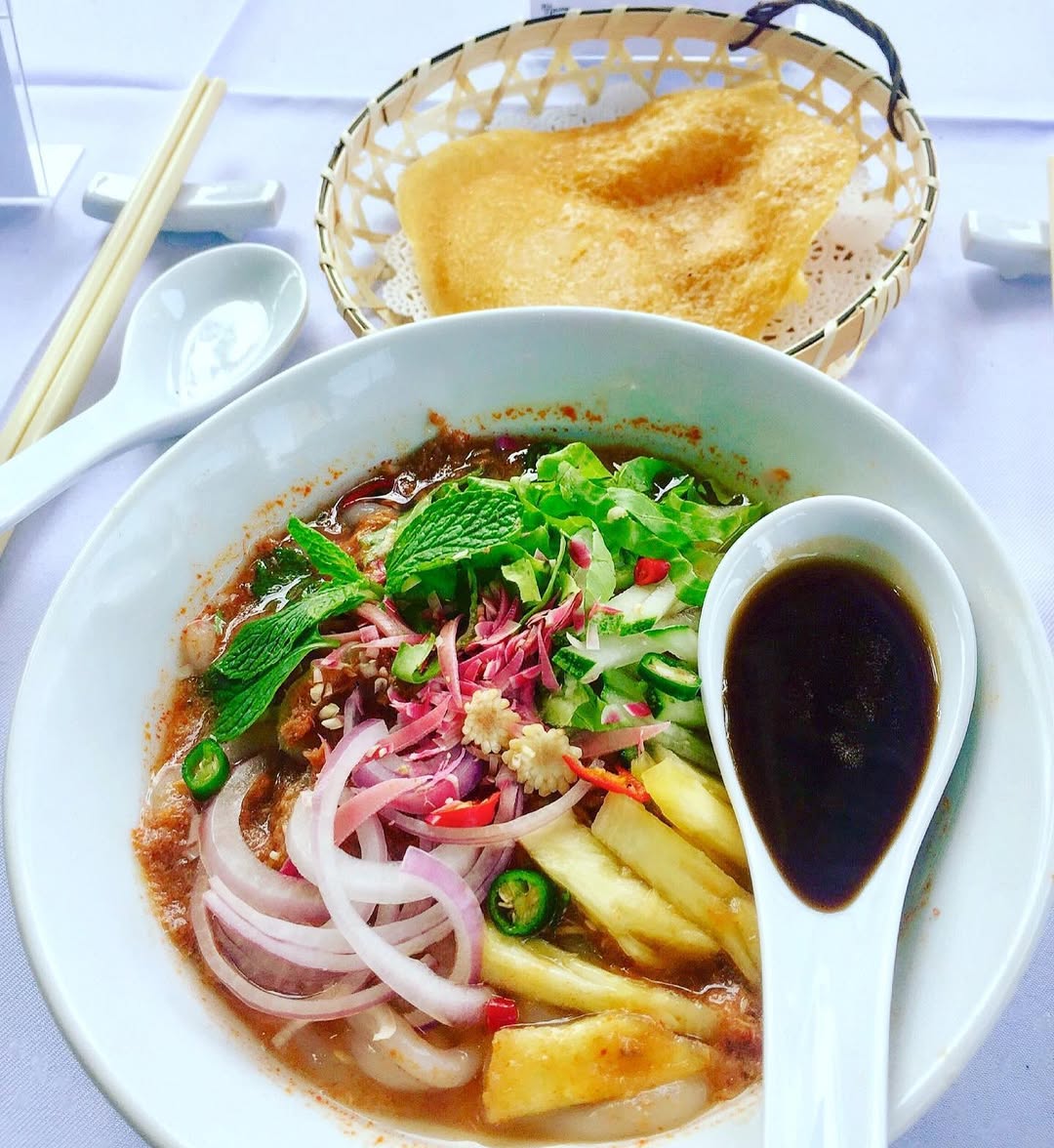 Georgetown, bang Penang, Malaysia có sự giao thoa văn hóa giữa người Mã Lai, Trung Quốc, Ấn Độ và Anh nên có cả danh sách dài các món để ăn. Bạn nên thử char kuey teow (mì xào), roti canai (bánh mì dẹt Ấn Độ), hokkien mee (một loại mì)….Ảnh: laksaliciouspenang