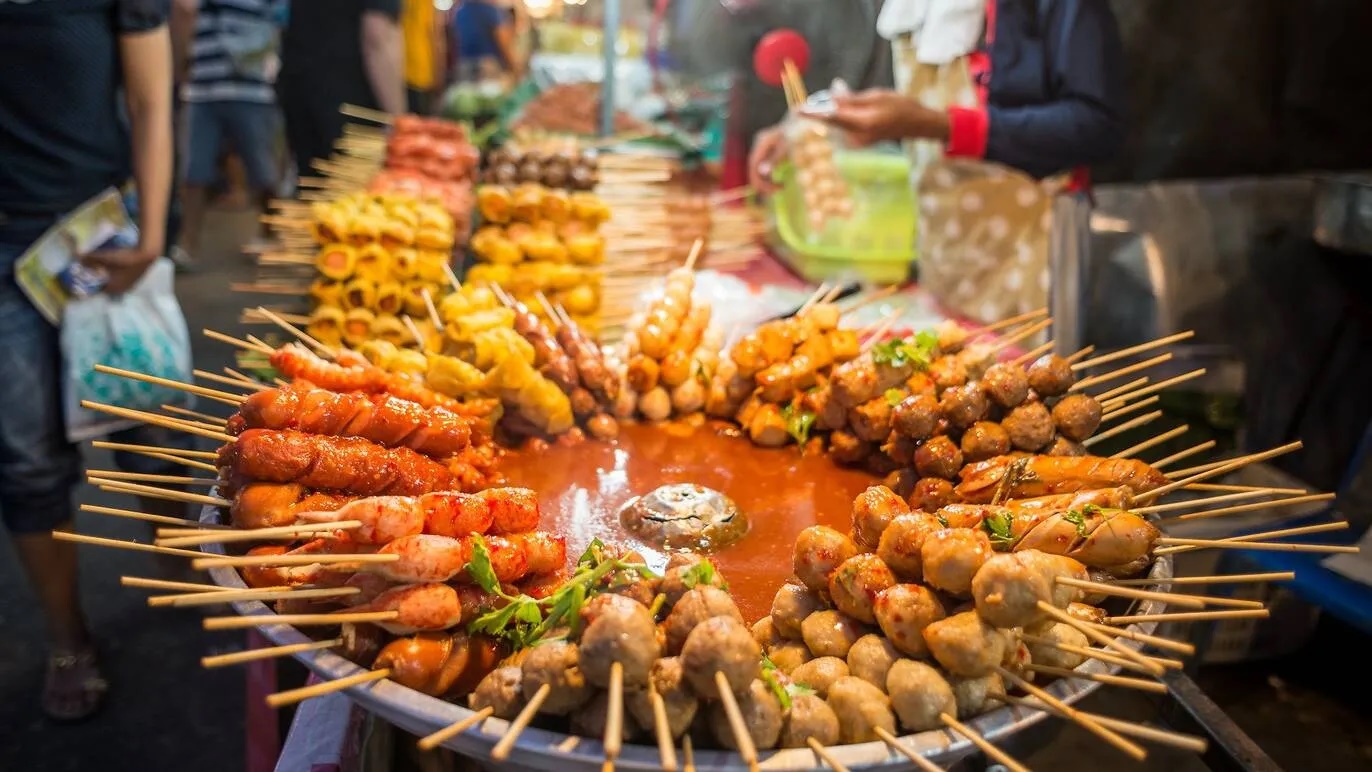 Bangkok, Thái Lan nổi tiếng với những món ăn đường phố thơm ngon như: trứng ốp la nhân cua, xôi xoài, mì tom yum, cà ri xanh… Ảnh: Shutterstock
