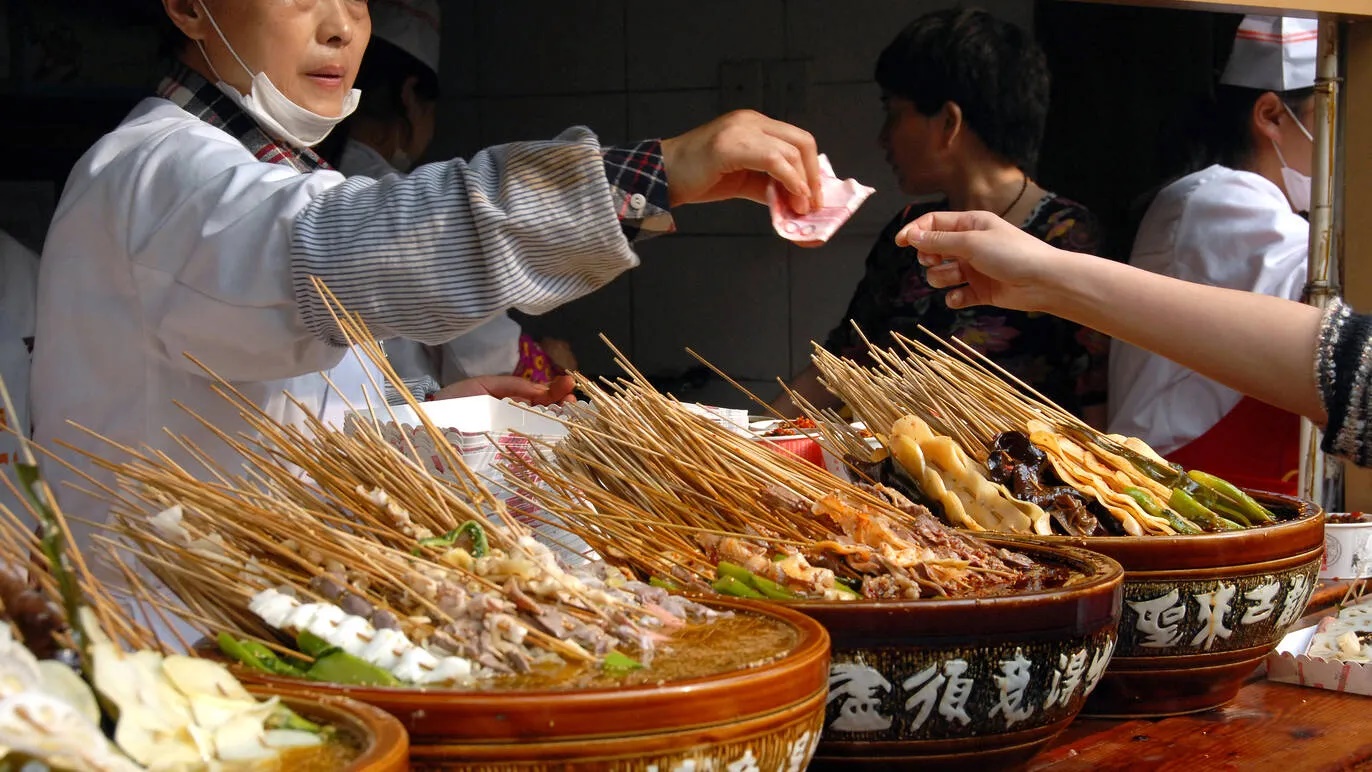 Thành Đô, tỉnh Tứ Xuyên, Trung Quốc là kinh đô của ẩm thực Tứ Xuyên cay tê tái. Ghé qua chợ đêm đêm Sanse Road và phố ẩm thực Jianshe Road là thử được rất nhiều  món ăn đường phố truyền thống, mang đậm hương vị Tứ Xuyên với giá  phải chăng,. Bạn đừng bỏ qua món đậu hủ ma bà cay, nóng,  béo, mềm, thơm và món mì trộn dan dan cay nồng tê lưỡi - Ảnh: Shutterstock