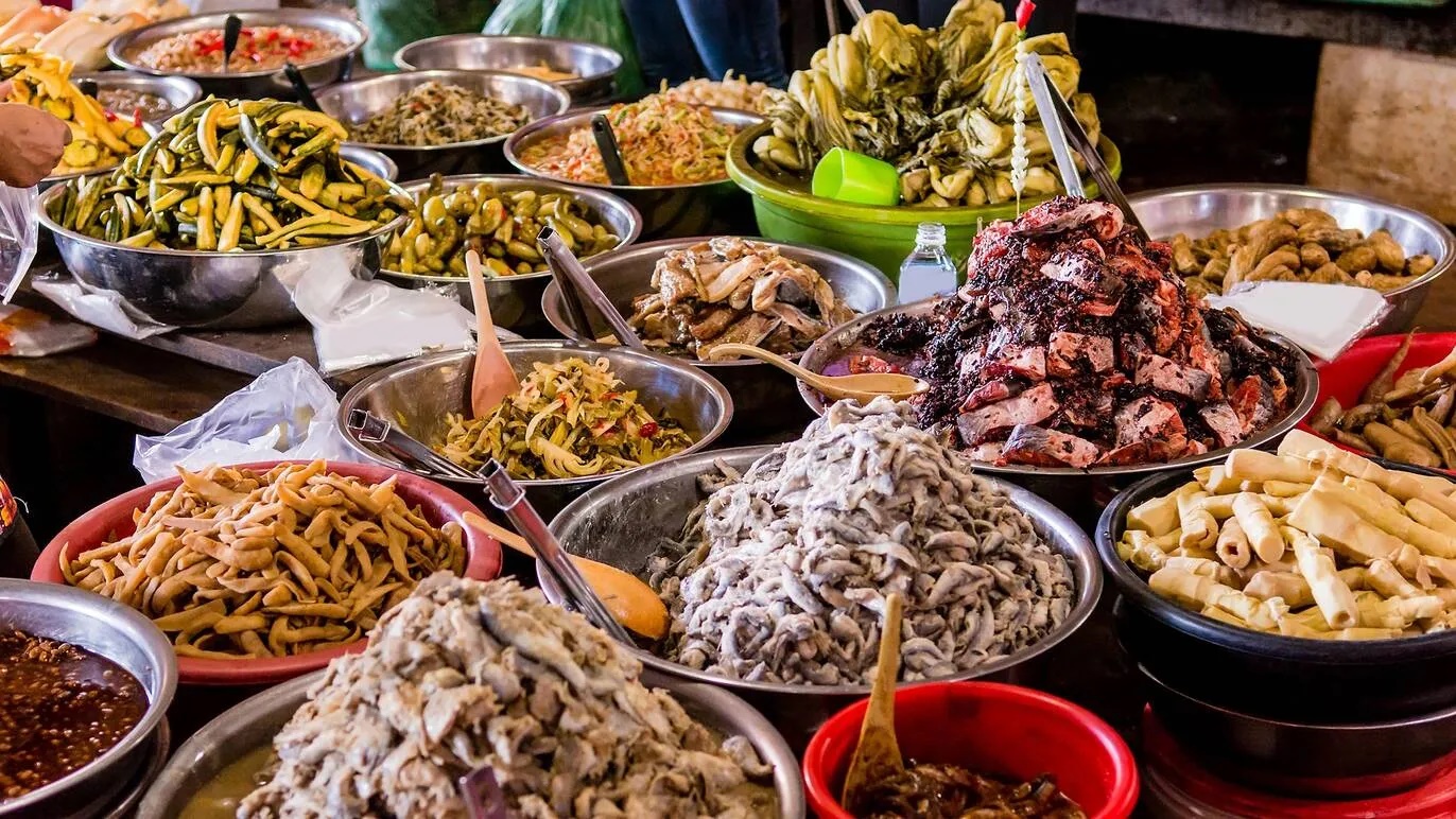 Phnom Penh, Campuchia không chỉ có nhện tarantula chiên giòn, bọ cạp chiên giòn mà còn nổi tiếng với mắm bò hóc, cà ri cá, bánh mì pate. Chợ trung tâm và chợ Toul Tompong  là “thiên đường” món ăn đường phố ở Phnom Penh - Ảnh: Pon Viro/Shutterstock