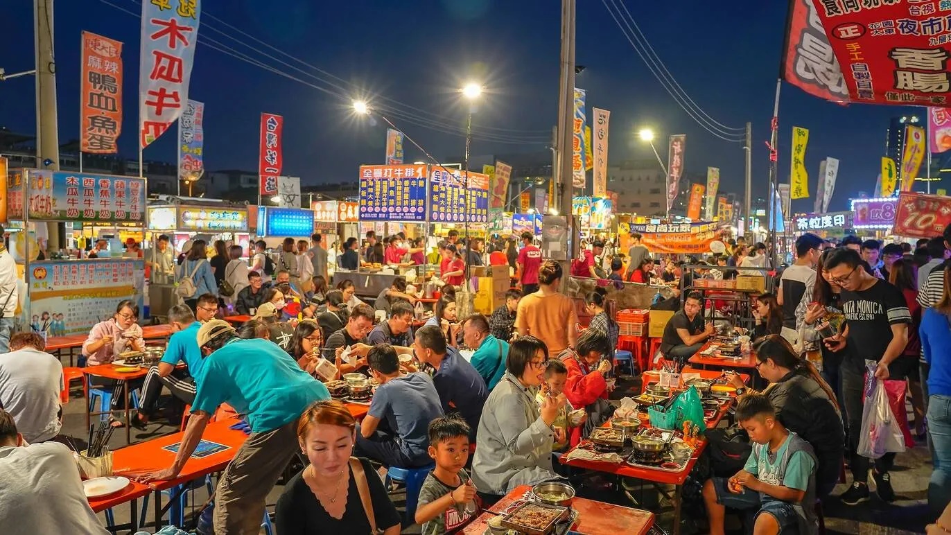 Đài Nam, Đài Loan (Trung Quốc) là nơi khai sinh và thủ phủ ẩm thực của Đài Loan. Mì trứng thịt heo, mì lươn, canh thịt bò là những món nổi tiếng ở đây. Bạn có thể đến chợ đêm Garden vào thứ Năm, thứ Bảy, Chủ nhật để ăn: trứng chiên với hàu, khoai lang rim đường, bánh quan tài (một loại bánh mì khoét rỗng ruột có nhân thịt bên trong), đậu hủ thúi… Ảnh: Shutterstock