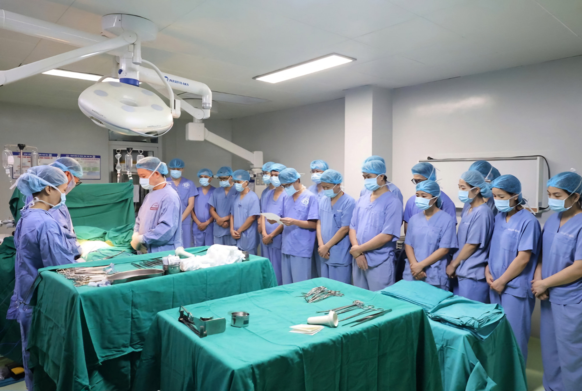 Các y bác sĩ lặng lẽ cúi đầu, tri ân nghĩa cử của người hiến trước khi bước vào ca mổ
