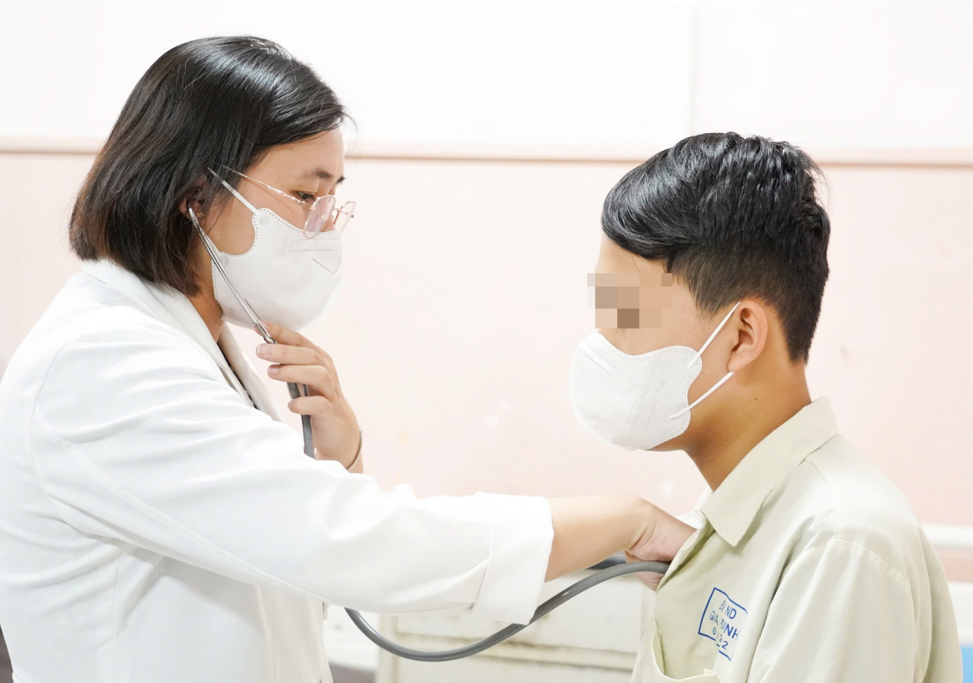 Bác sĩ đang khám cho một học sinh bị viêm phổi phải nhập viện điều trị ngay trong mùa tựu trường (ảnh: bvcc)