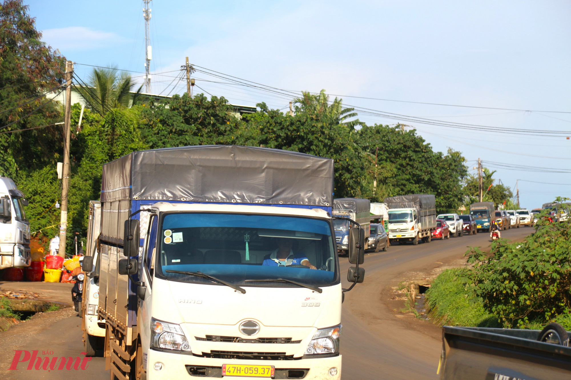 Cảnh tượng ùn tắc trên tuyến Quốc lộ 26, đặc biệt là vào vụ thu hoạch sầu riêng đã lặp đi lặp lại nhiều năm nay, song đến nay vẫn chưa có giải pháp căn cơ.