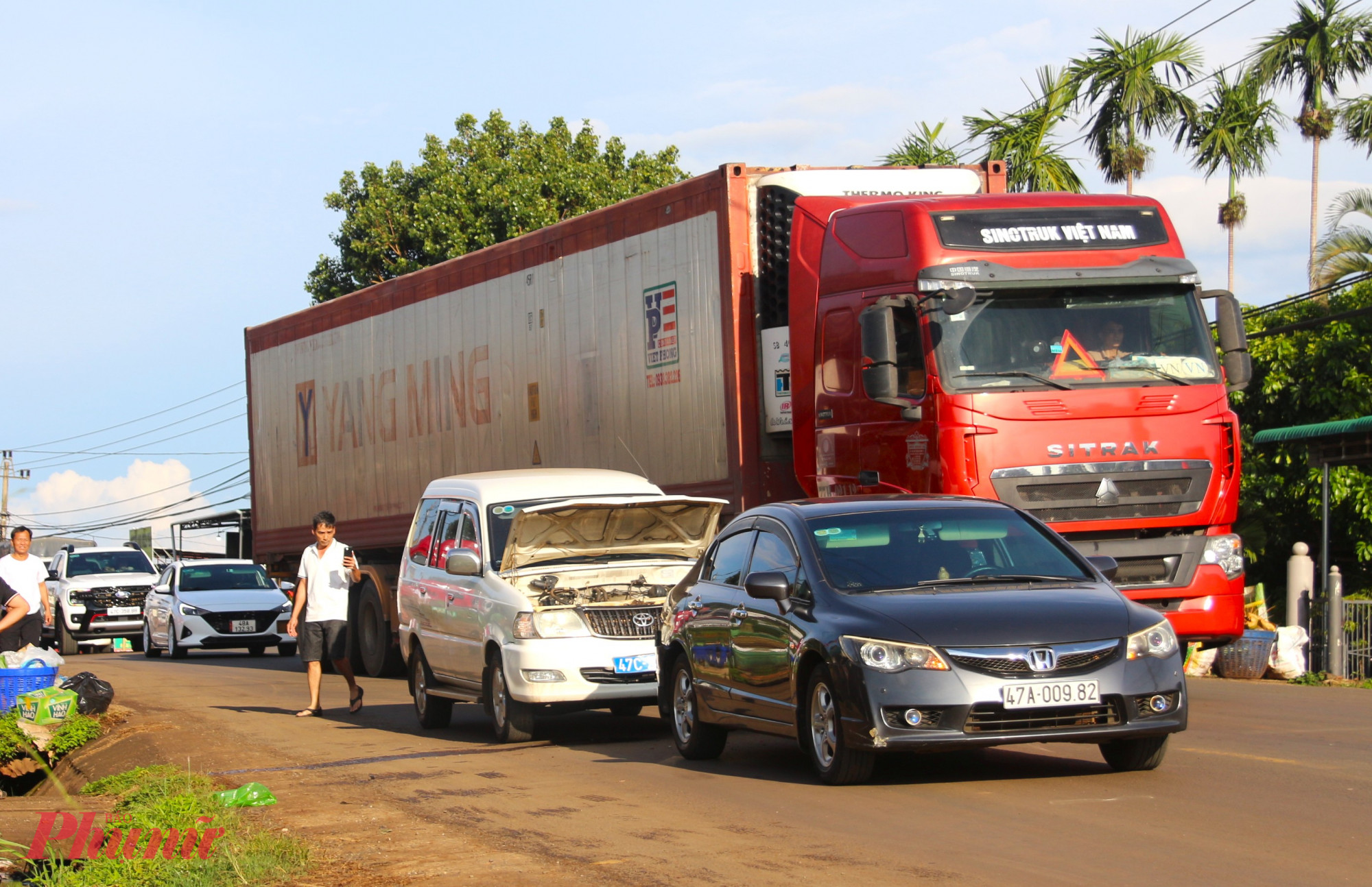  Lưu lượng xe quá đông khiến chỉ một chút lơ là hay xử lý thiếu khéo léo cũng tiềm ẩn nguy cơ tai nạn cao, trở thành nỗi lo thường trực của các tài xế khi lưu thông trên tuyến đường này.