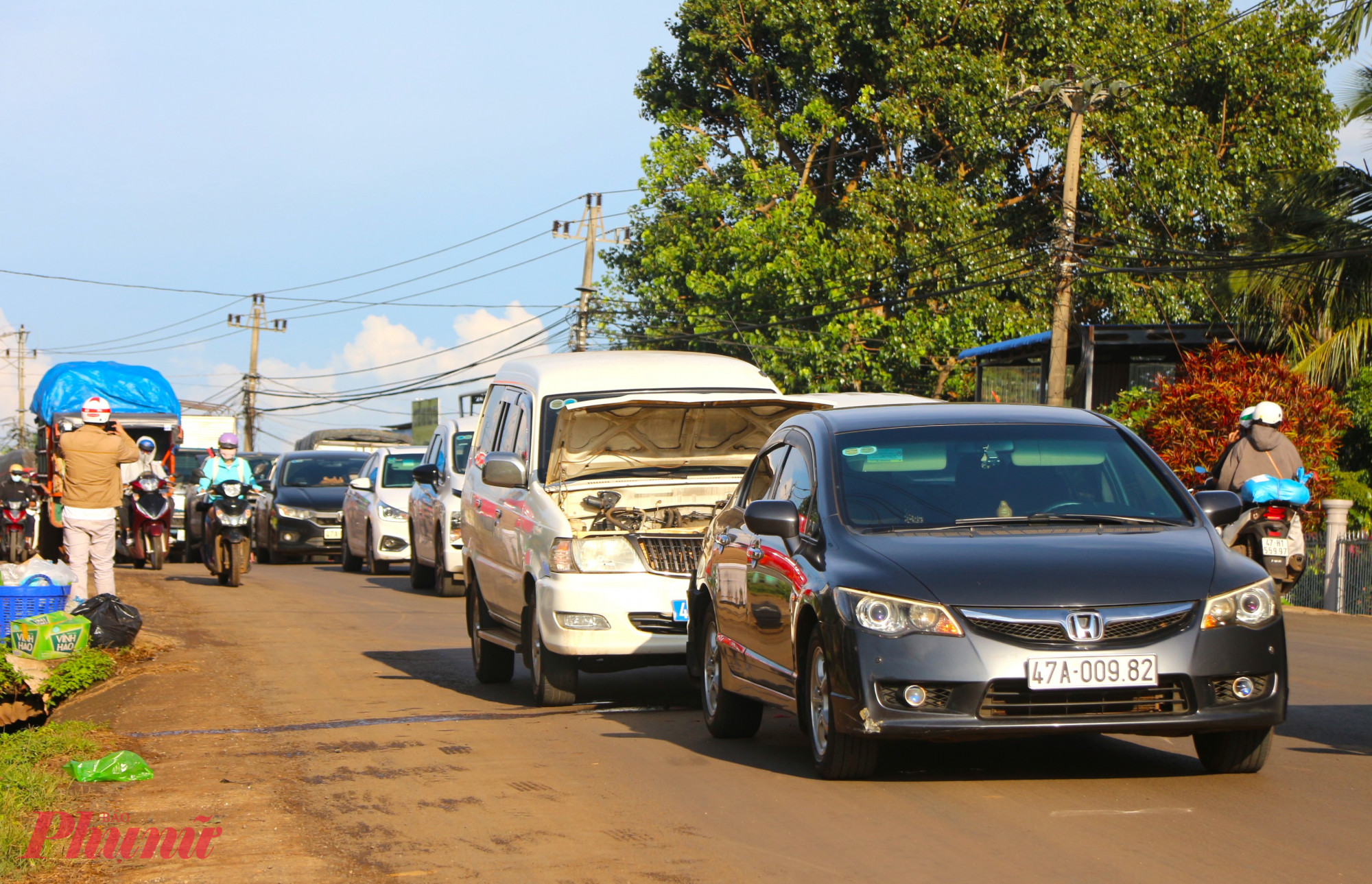 Mỗi ngày, tuyến đường này đã phải “gánh” hàng ngàn lượt xe cộ qua lại. 