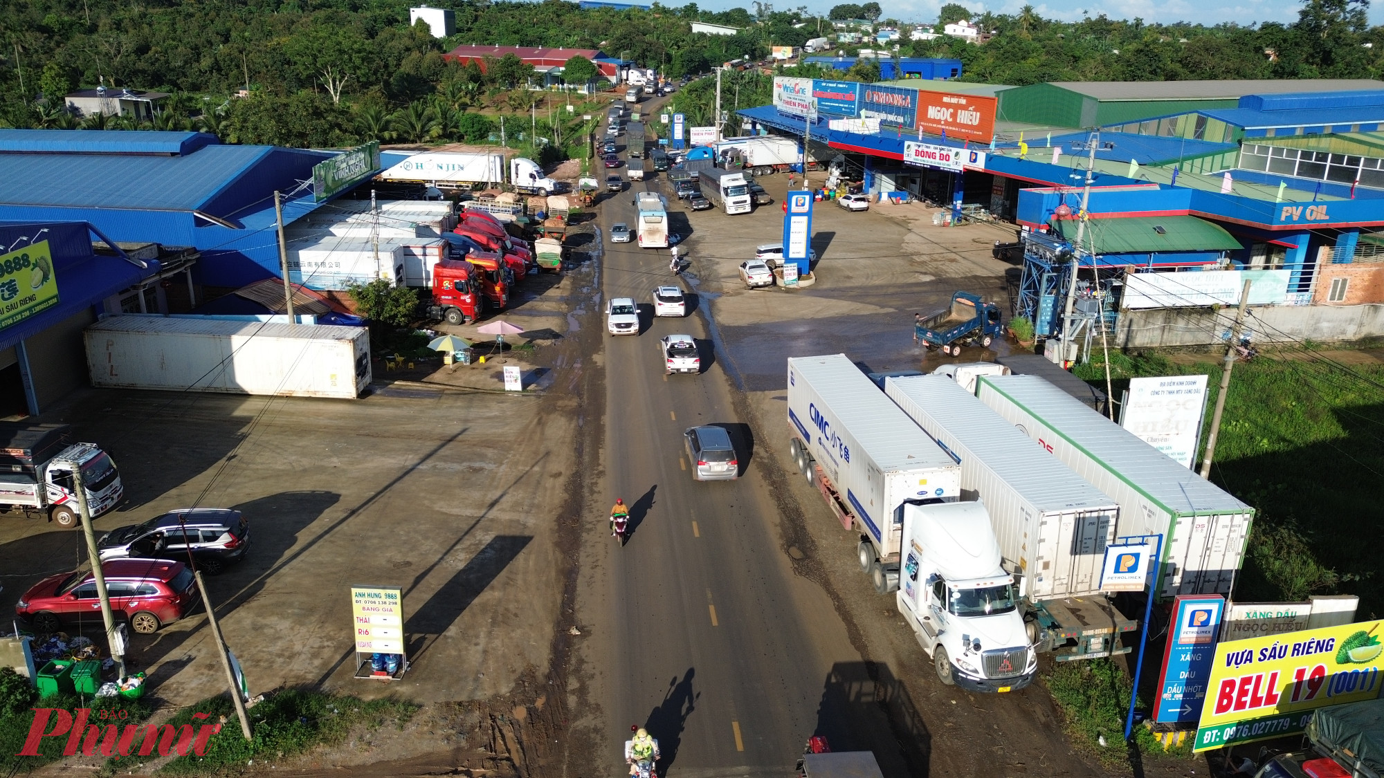  Hai bên đường và trước một số cây xăng, kho bãi thường bị biến thành điểm đậu đỗ của nhiều xe container cỡ lớn.