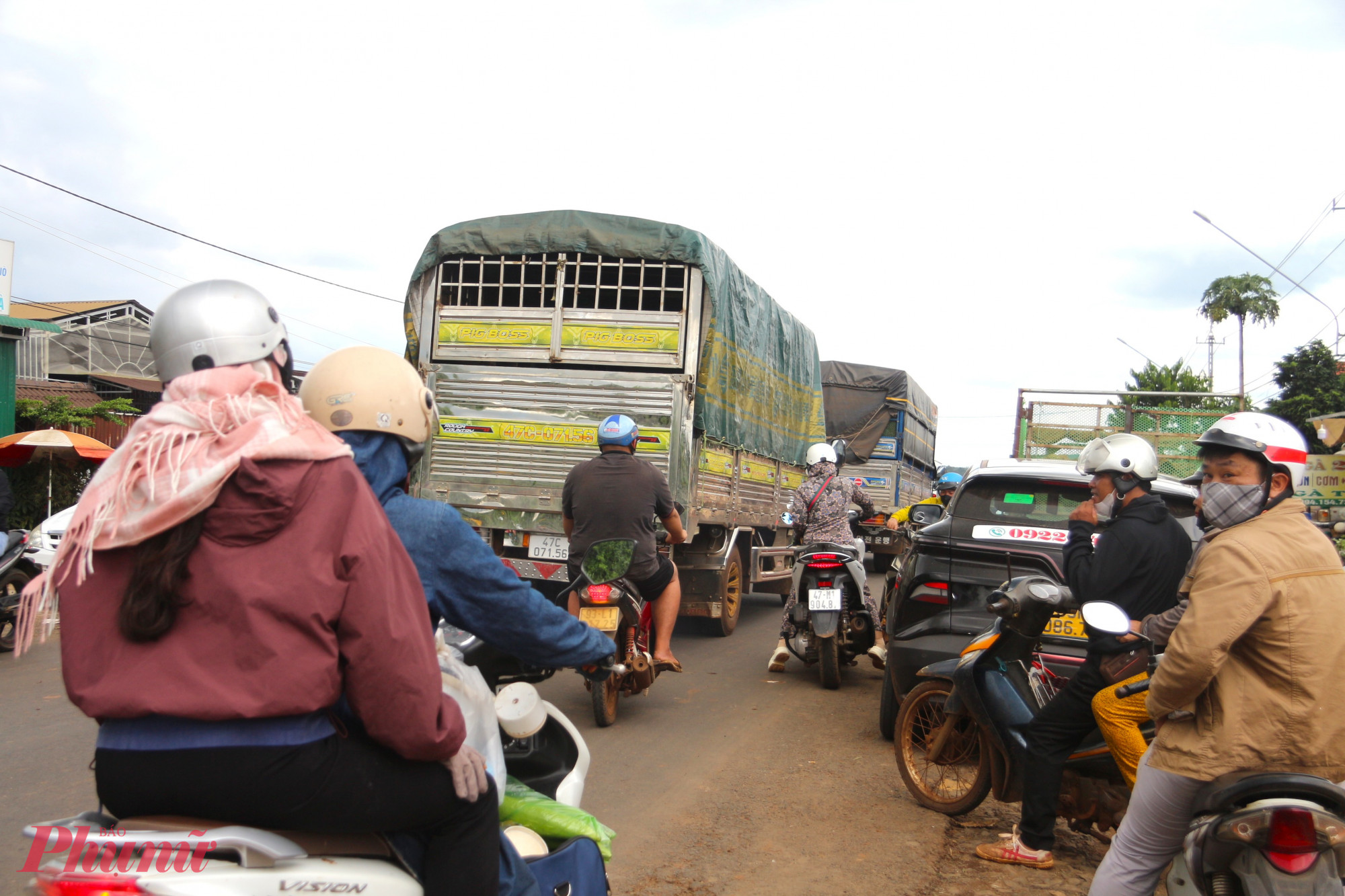 Dòng xe đông đúc buộc người đi xe máy phải chạy sát lề để an toàn và luôn lo lắng mỗi khi sang đường.”