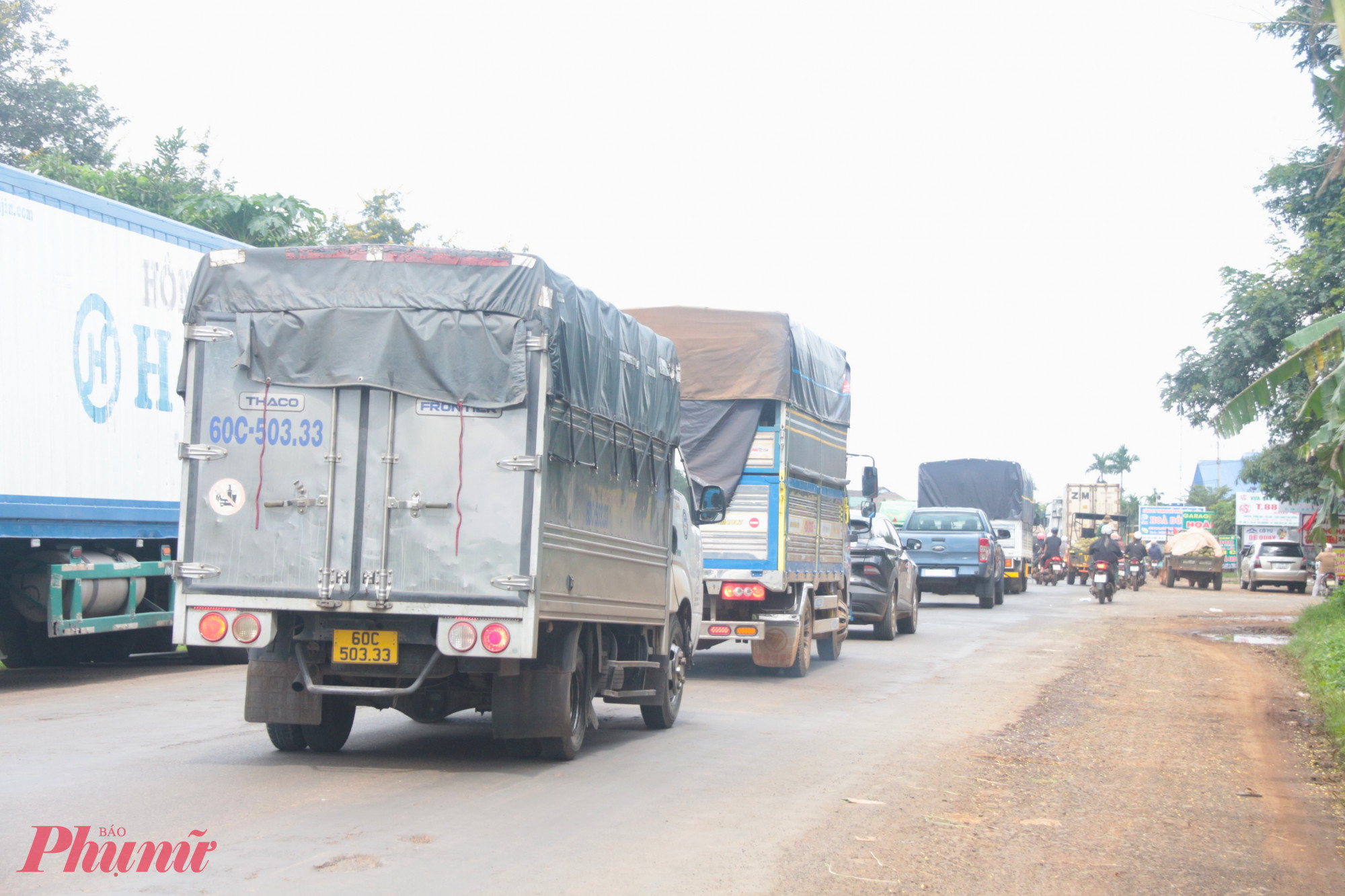  Chiều xuống, trên Quốc lộ 26 (đoạn qua các xã Ea Knuếc, Krông Pắk, Ea Phê…), xe máy cày, xe tải và container nối đuôi nhau ra vào kho bãi sầu riêng.