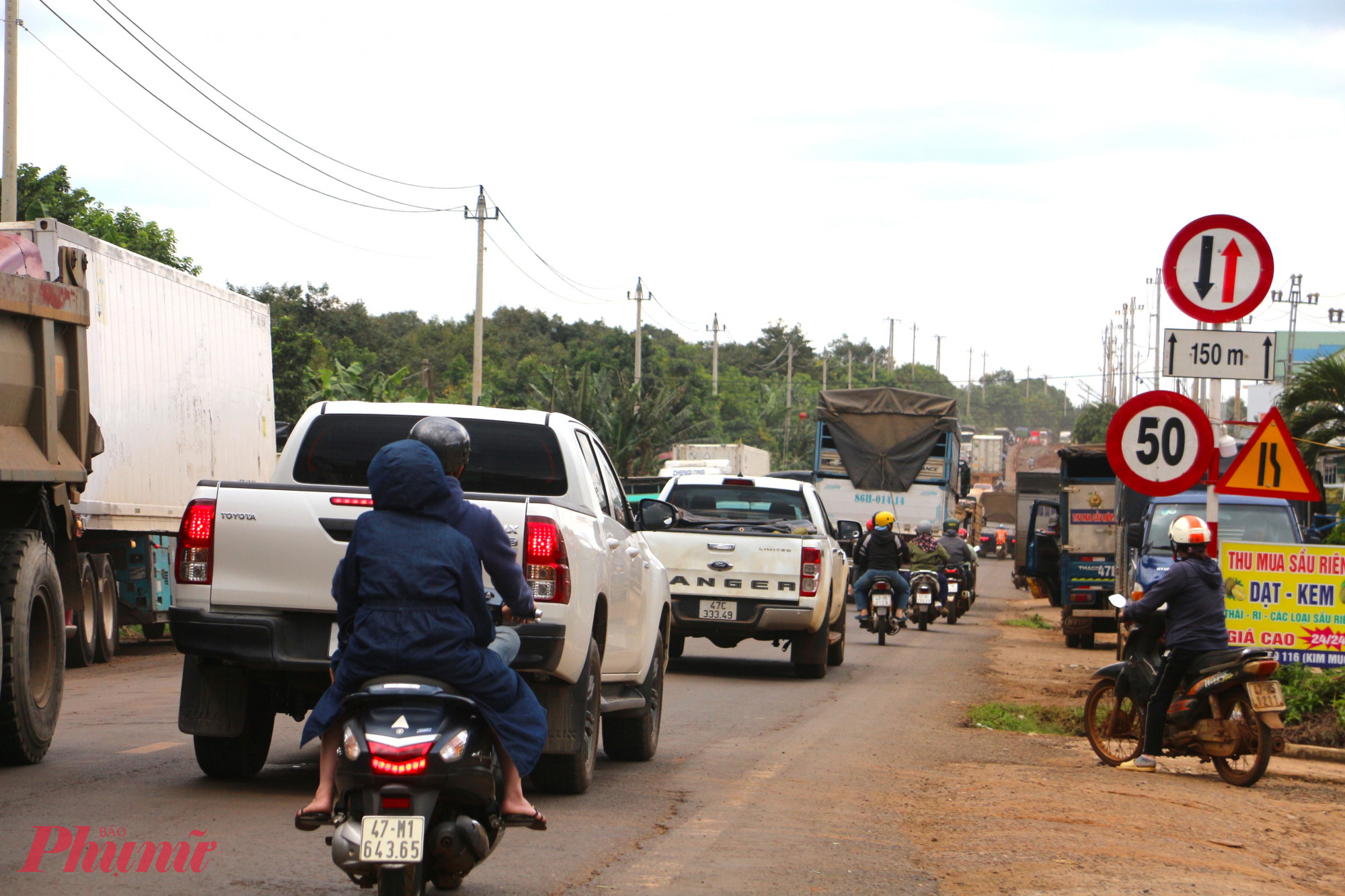 Các phương tiện từ lớn đến nhỏ tràn ngập trên đường, chen chúc, ùn ứ diễn ra như cơm bữa.