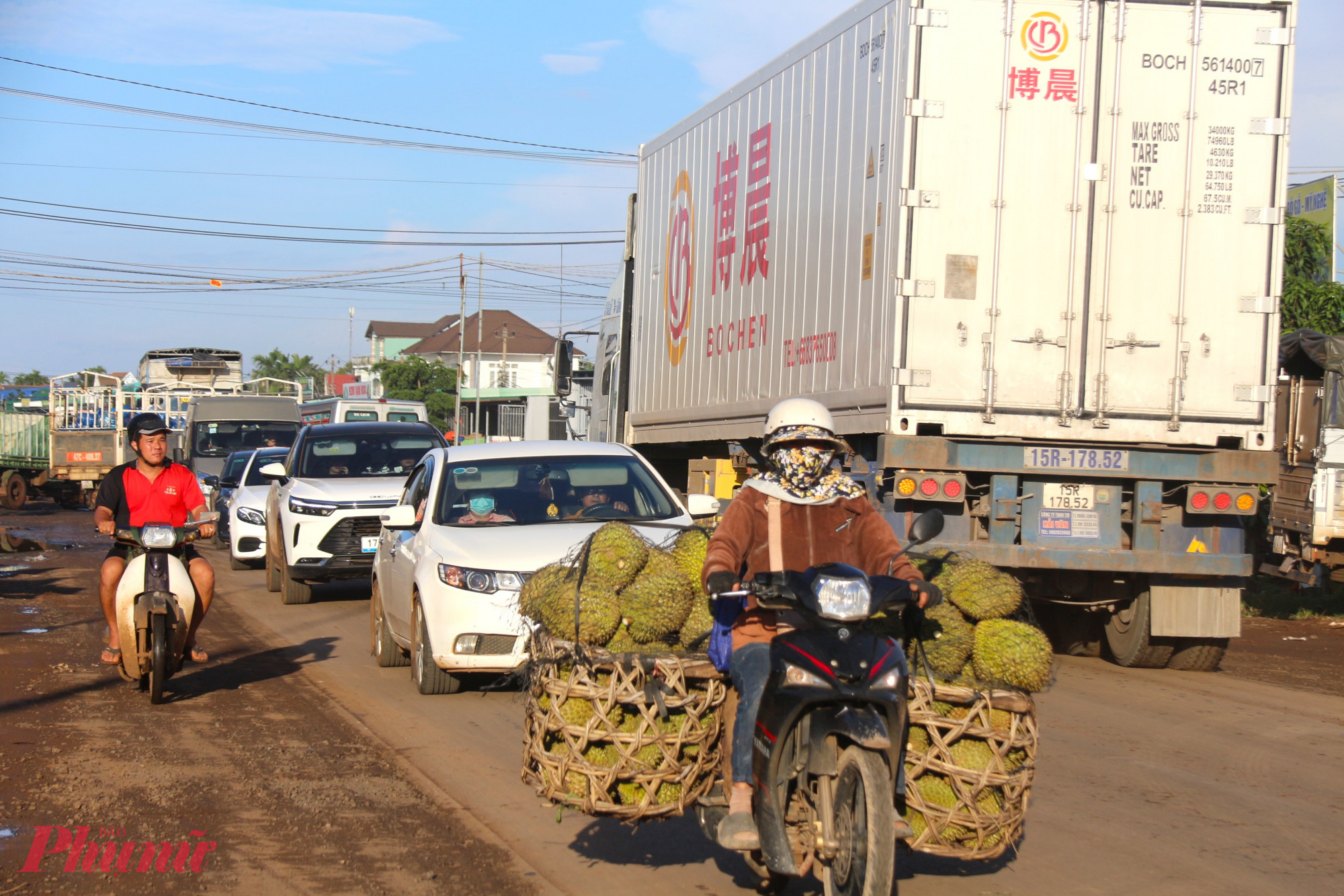 Đặc biệt, vào mùa thu hoạch sầu riêng (từ tháng 8 đến hết tháng 10 hàng năm), lượng phương tiện, đặc biệt là xe tải và container tăng vọt, trong khi hạ tầng giao thông chưa đáp ứng nhu cầu. 