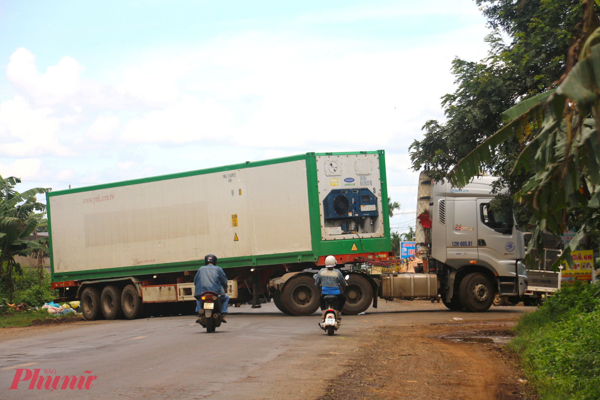 Đáng nói, mỗi lần những các xe Container quay đầu là mặt đường gần như bị chiếm trọn, khiến các phương tiện từ hai phía đứng “chôn chân”, chỉ biết nhìn nhau bất lực. 
