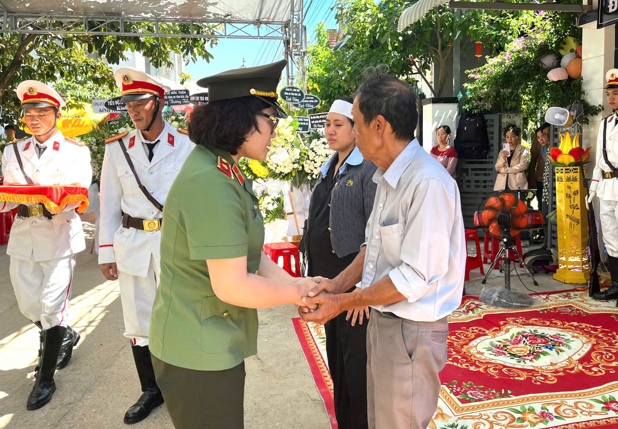 Các đơn vị tổ chức thăm hỏi, động viên gia đình cán bộ công an hy sinh - Ảnh: Q.D.