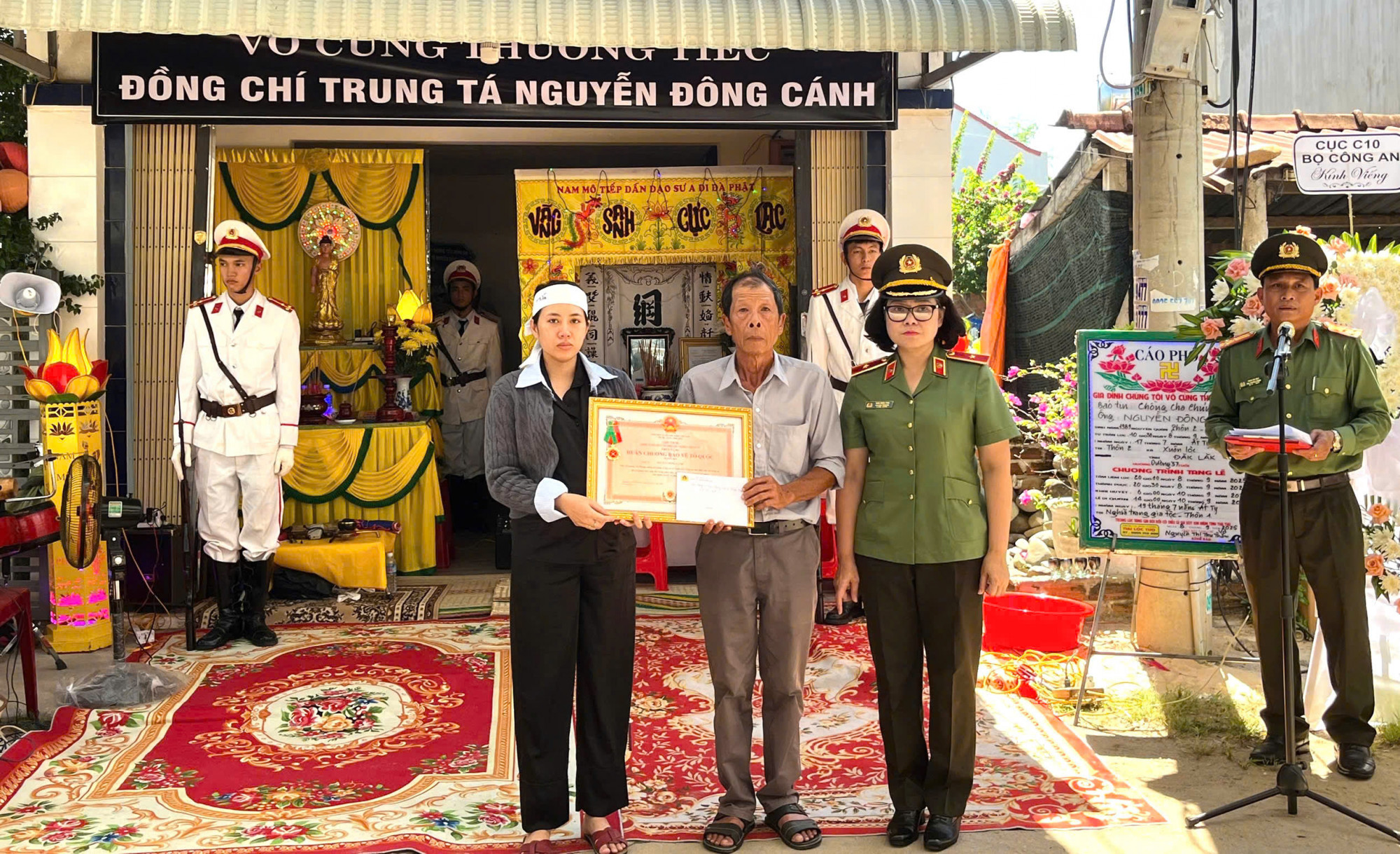 Thiếu tướng Ngô Hoài Thu, Phó Cục trưởng Cục Công tác chính trị, Bộ Công an đã trực tiếp trao tặng Huân chương cho thân nhân đồng chí Nguyễn Đông Cánh.