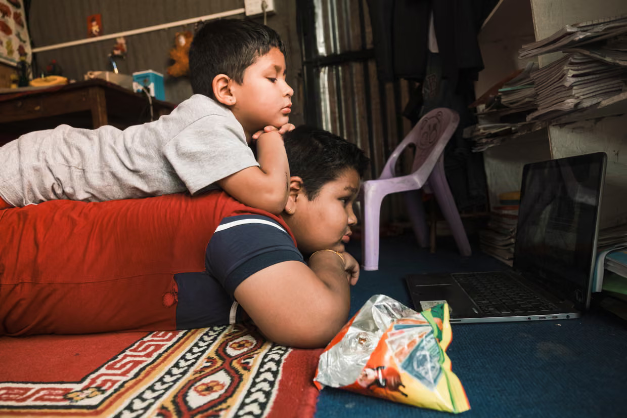 UNICEF cảnh báo sự tràn ngập của thực phẩm siêu chế biến giá rẻ (junk food, đồ ăn nhanh) đang làm đảo lộn chế độ dinh dưỡng của trẻ nhỏ.