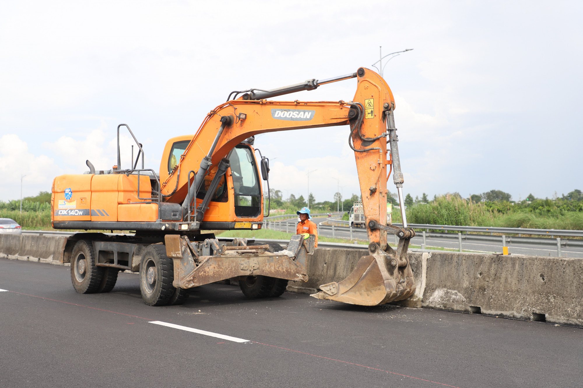 Các đơn vị thi công nổ lực hoàn thành các công đoạn cuối cùng của dự án - Ảnh CTV