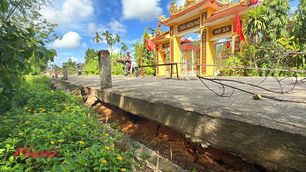 Ông Huy cho biết thêm, khu vườn nhà ông trước đây rất rộng, cách bờ sông Bồ hơn 10m, nhưng giờ đã ăn sâu gần đến móng nhà. Du đã dùng đủ mọi cách đến 'ngăn' sạt lở