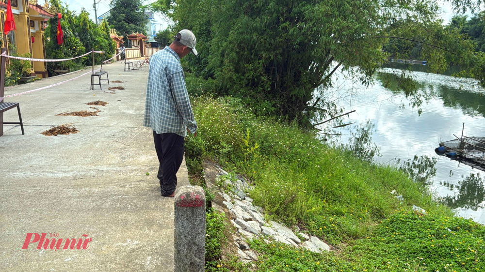 Trao đổi với phóng viên ông Nguyễn Ánh Cầu - Chủ tịch UBND xã Quảng Điền cho biết, hiện toàn xã có nhiều điểm sạt lở bờ sông. Cụ thể, thôn Niêm Phò sạt lở nặng trên 150m và đường liên xã; thôn Phò Nam A sạt lở khoảng 100m và tại thôn Phò Nam ảnh hưởng đến 12 hộ dân. Trước thực trạng sạt lở, xã Quảng Điền đã tiến hành khảo sát, lập báo cáo đề xuất UBND TP Huế và Sở Nông nghiệp và Môi trường bố trí kinh phí khẩn để tu sửa khẩn cấp và bổ sung dự toán để làm kè chống sạt lở.