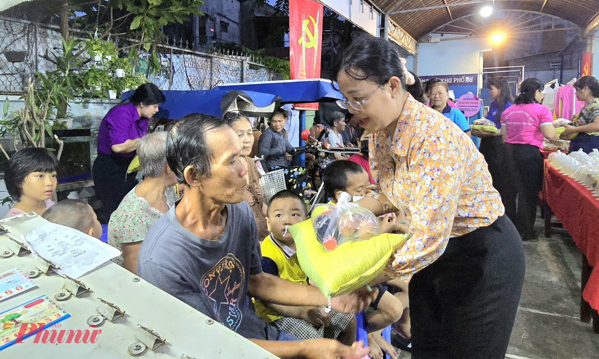 Bà con vui mừng khi nhận được nhiều phần quà chia sẻ yêu thương từ khu phố và các tổ chức chính trị xã ho65o 