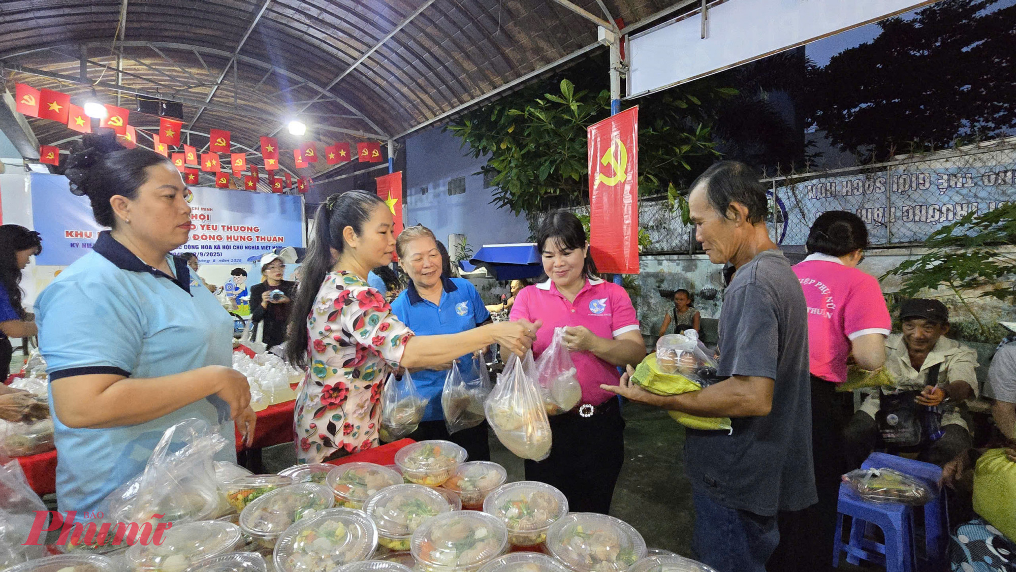 Khu phố tổ chức trao các suất ăn 