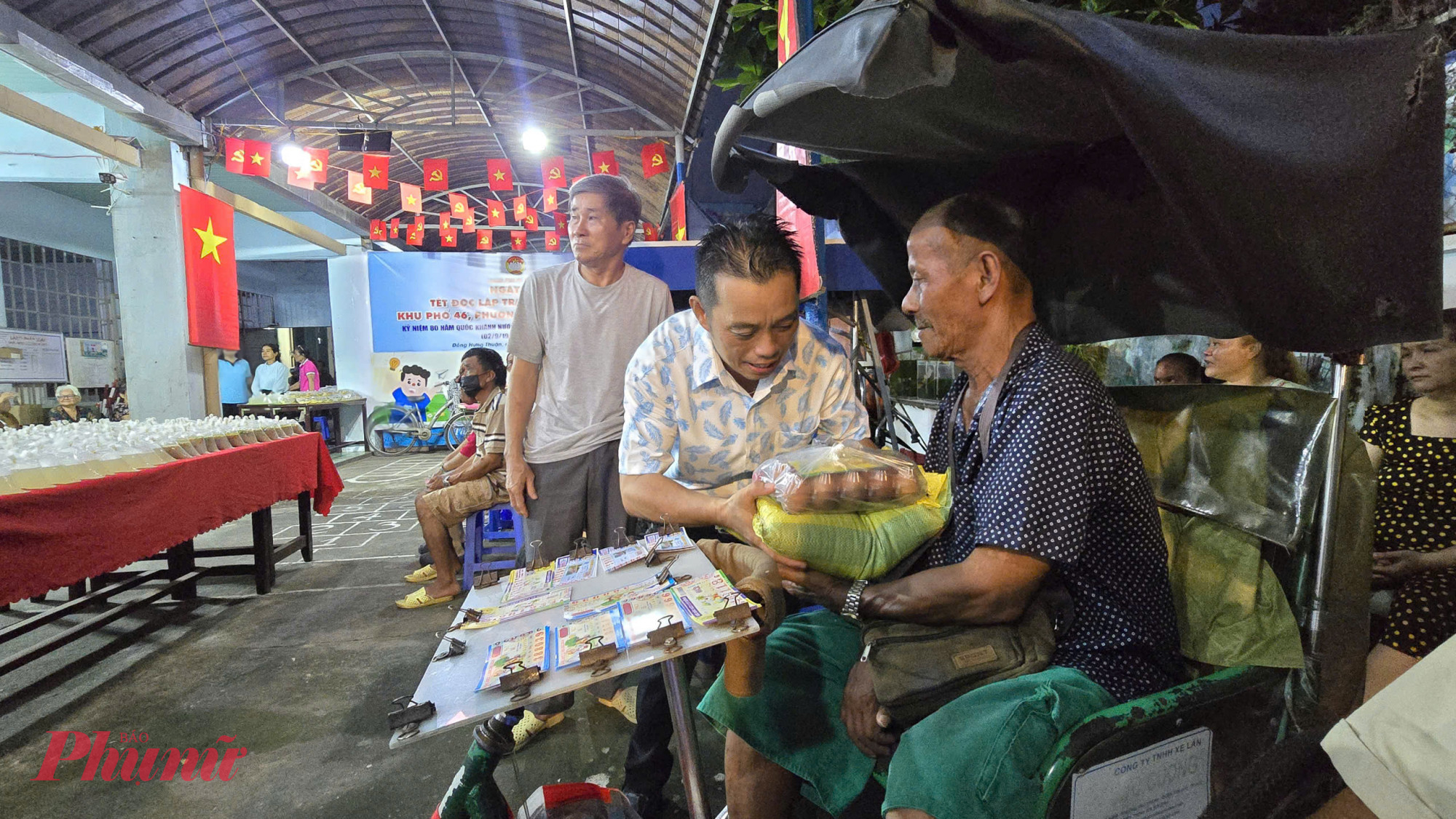 Ông Mai Thuận - Bí thư Chi bộ, Trưởng ban điều hành khu phố 46 - tặng quà đến cho người dân khó khăn, bệnh tật
