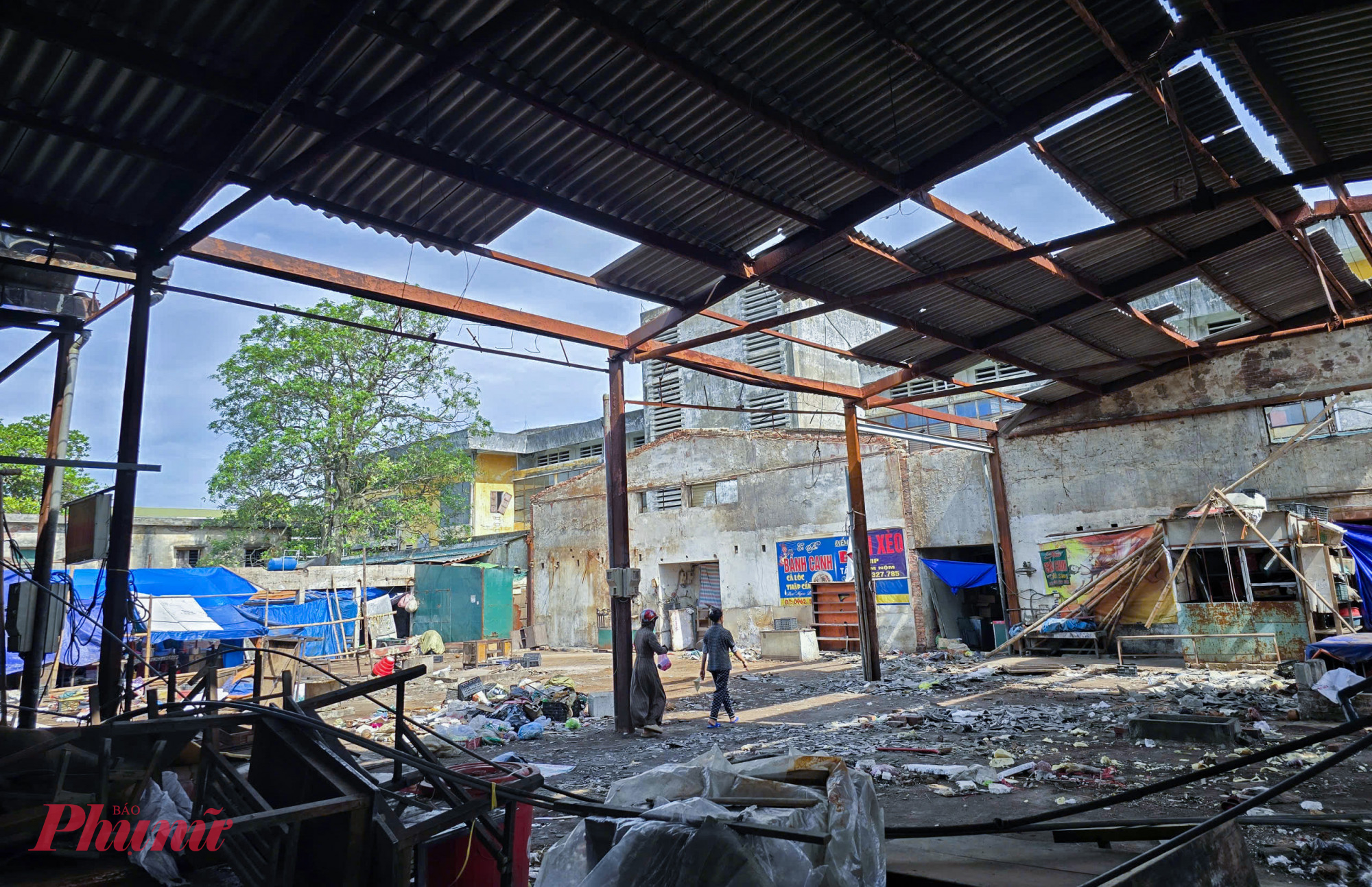 Chợ Ga Vinh (phường Thành Vinh, tỉnh Nghệ An) là một trong những chợ dân sinh lớn nhất ở tỉnh Nghệ An với quy mô gần 9.000m², hơn 1.600 quầy. Sau bão số 5, khu vực đình hàng ăn, đồ khô ở chợ bị đổ sập. Khu chợ vốn nhộn nhịp nay chỉ còn lại cảnh hoang tàn, đổ nát.