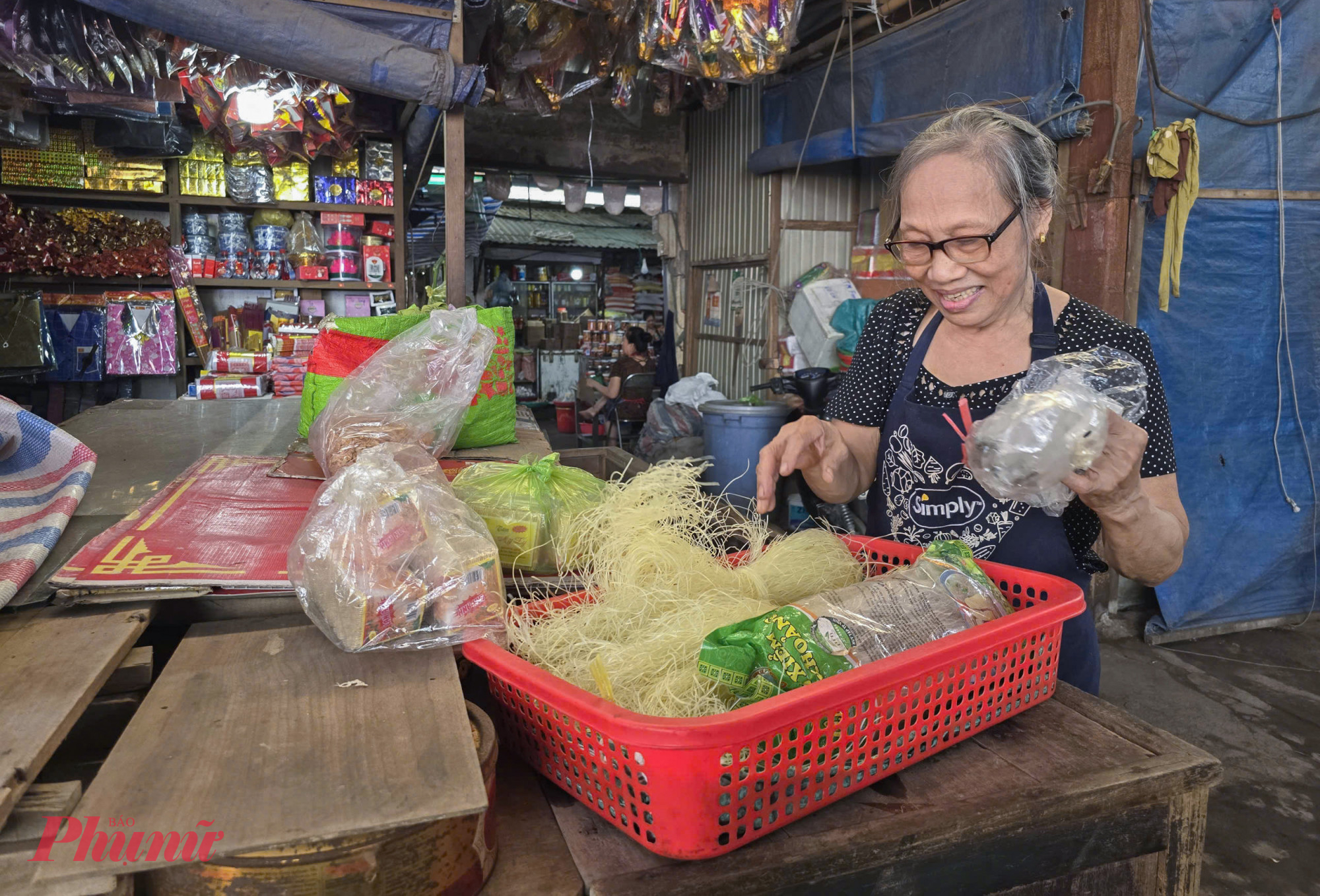 Bà Nguyễn Thị Nhiệm (52 tuổi, tiểu thương bán đồ khô ở chợ Ga Vinh) - cho biết, dù đã dùng nilong che kín quầy hàng trước bão. Song vì phần mái che bị bão làm đổ sập, nước mưa hắt vào khiến nhiều hàng hóa bị hư hỏng, phải đổ bỏ. “Vì toàn đồ khô nên bị ướt, hỏng hết. Lo nhất là không biết đến bao giờ chợ mới được khắc phục xong để buôn bán trở lại” - bà Nhiệm nói.
