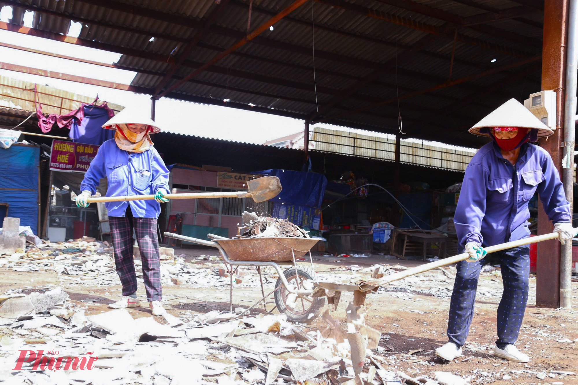 Bão tan, Ban quản lý chợ Ga Vinh cùng chính quyền địa phương đã huy động lực lượng, thuê công nhân đến dọn dẹp. Song do khối lượng công việc quá lớn, dự kiến đến ngày 15/9 mới có thể dọn xong.