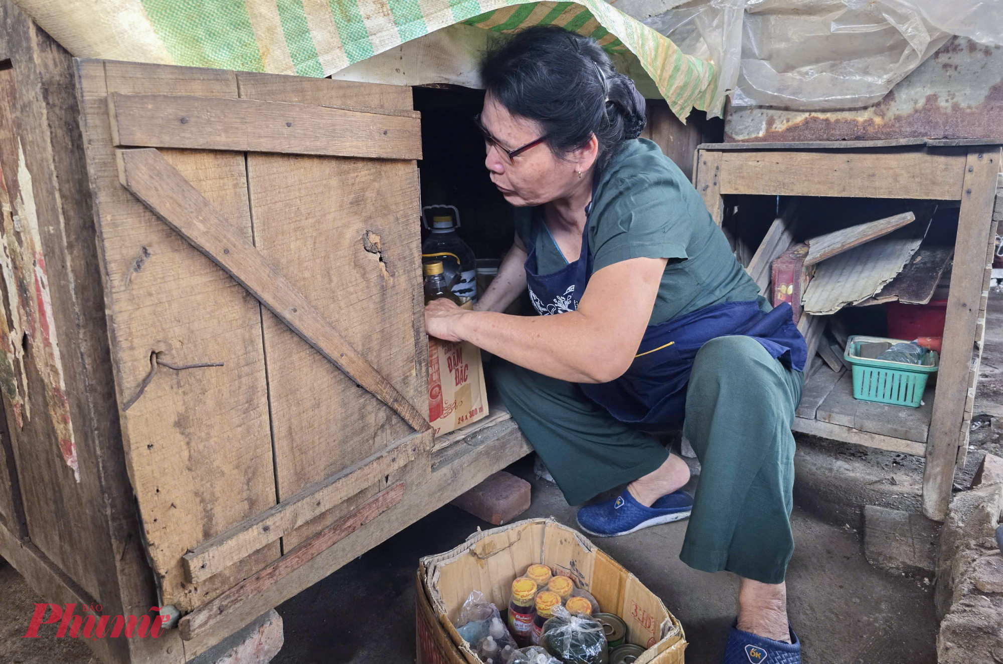 Bà Trần Thị Bình (67 tuổi, tiểu thương bán đồ khô ở chợ Ga Vinh) - nói rằng, bão đi qua, ai cũng xót xa khi nhìn chợ tan hoang. Sau khi dọn dẹp cơ bản, bà Bình mở quầy buôn bán trở lại vì không thể chờ quá lâu. 