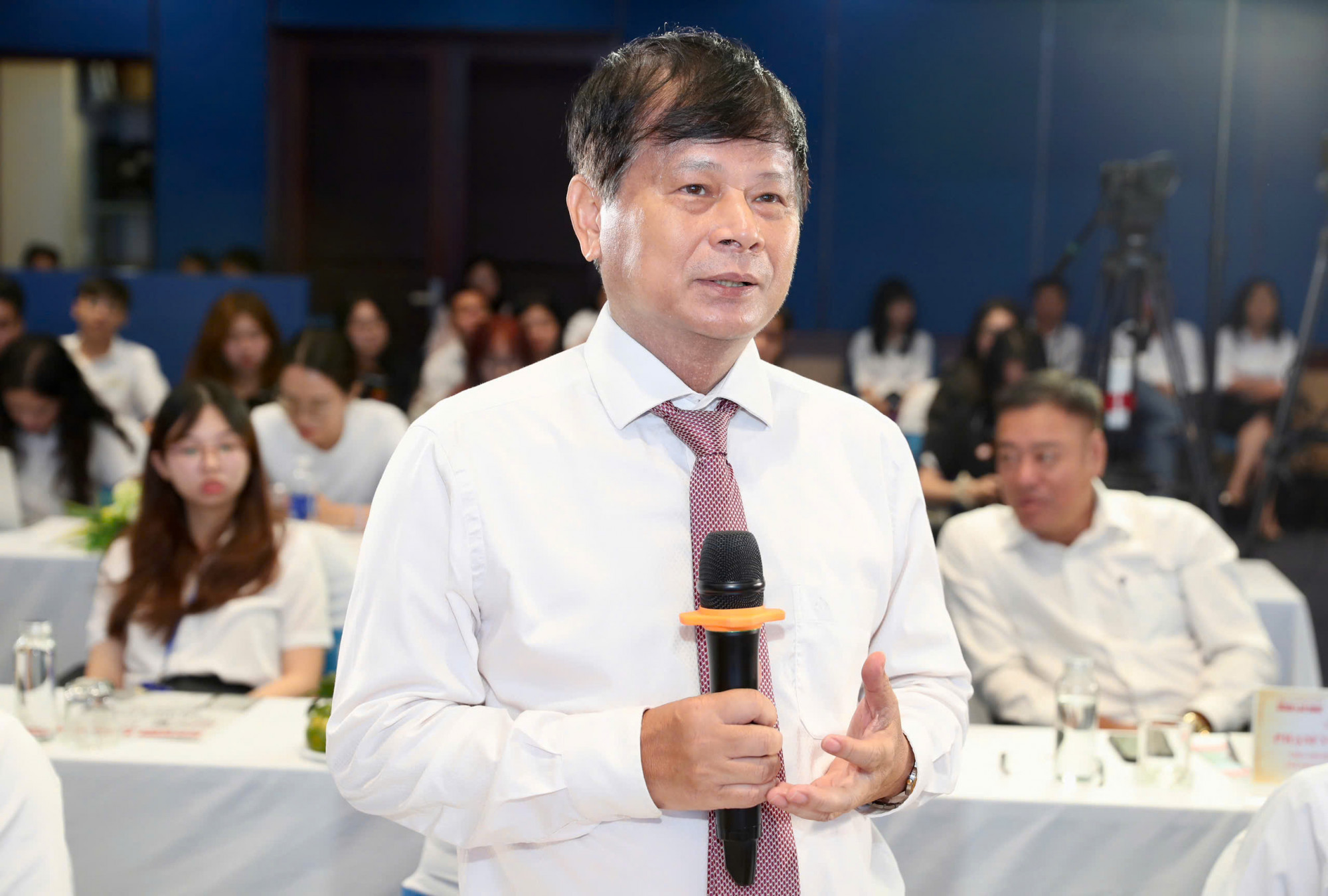 Ông Trần Trọng Dũng - Phó Chủ tịch Hội Nhà báo Việt Nam - đặt câu hỏi cho tác giả 