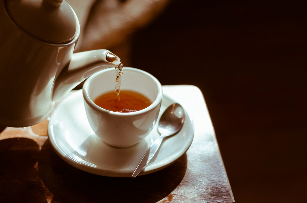 Dù bạn hấp thụ caffeine qua trà, cà phê hay nước tăng lực, hãy tránh dùng cùng lúc với rượu.Không nên uống rượu cùng lúc với thức uống có chứa caffeine như trà, cà phê hay nước tăng lực - Ảnh: Pixabay