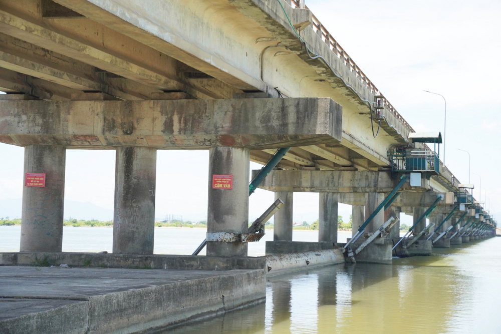 Hồ đập xuống cấp, người miền Trung phập phồng mùa mưa bão Đập Thảo Long (TP Huế) đang xuống cấp. Công trình dự kiến sẽ được nâng cấp, sửa chữa từ tháng 10/2025 và kéo dài trong 4 năm - ẢNH: THUẬN HÓA