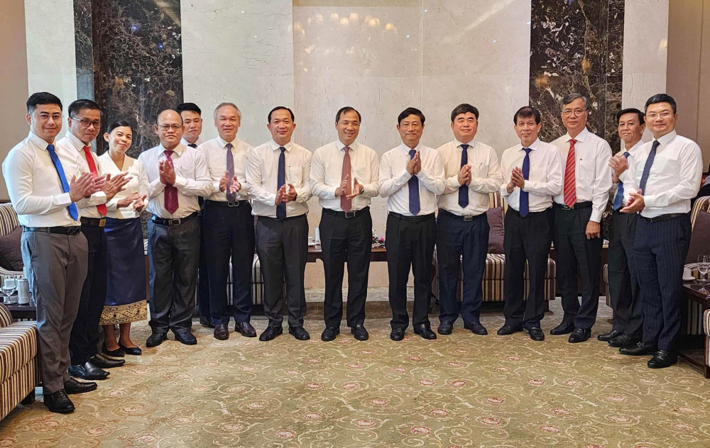 Các đại biểu cùng chụp ảnh lưu niệm