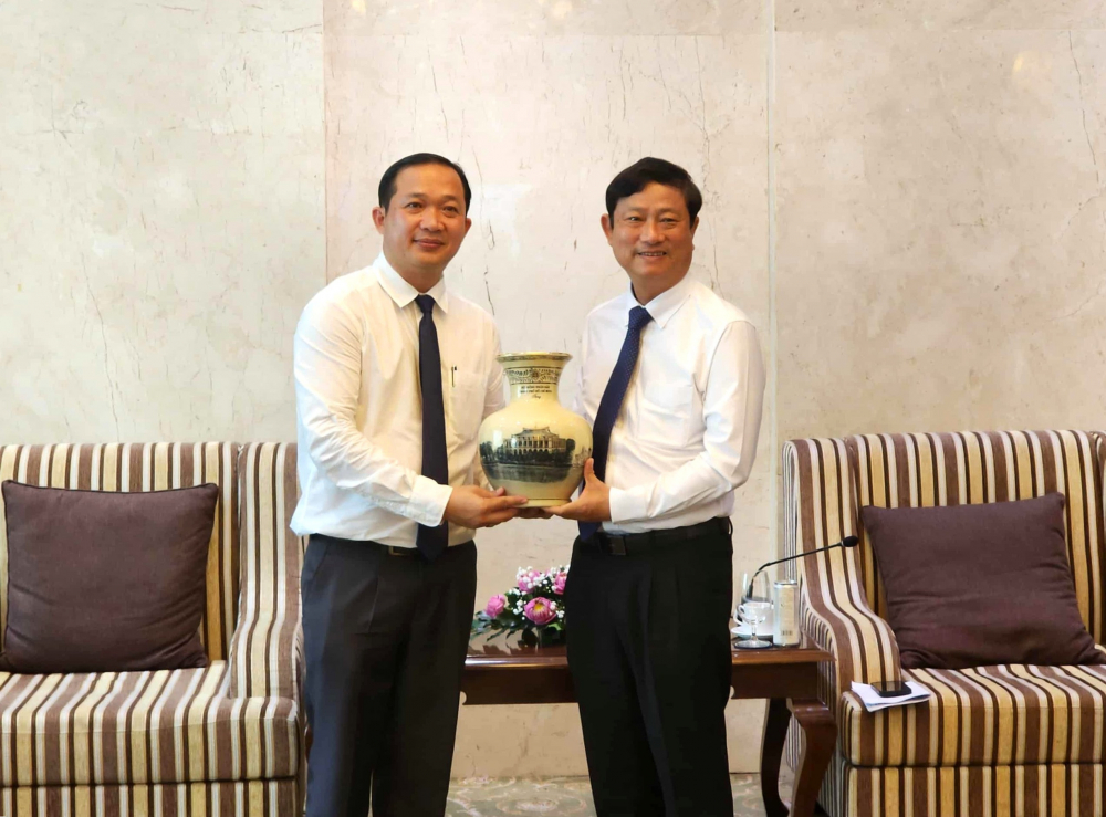 Lãnh đạo TPHCM gửi tặng chiếc bình gốm có hình Bến Nhà Rồng đến đoàn công tác Tạp chí Alunmay