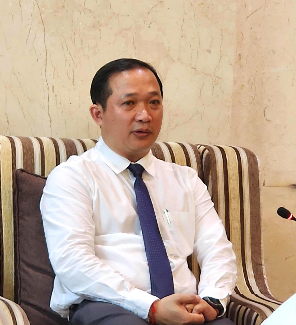 Ông Vanlaty Khamvanvongsa, Tổng Biên tập Tạp chí Alunmay (Lào)