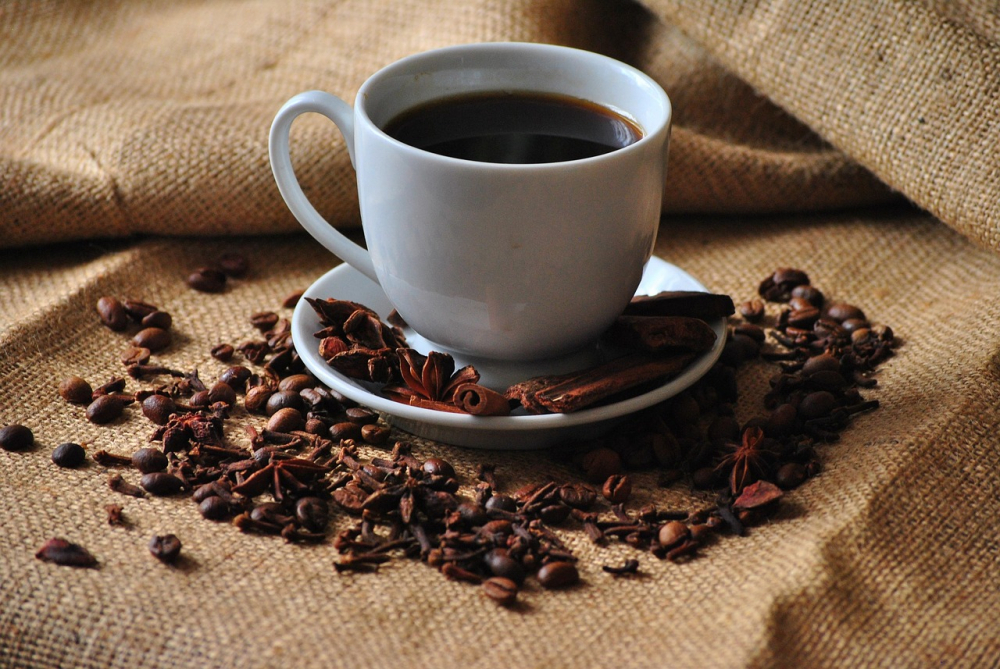 Caffeine cộng với carb tiêu hóa nhanh (như chuối) tạo cảm giác năng lượng dồi dào giả tạo - Ảnh: Pixabay