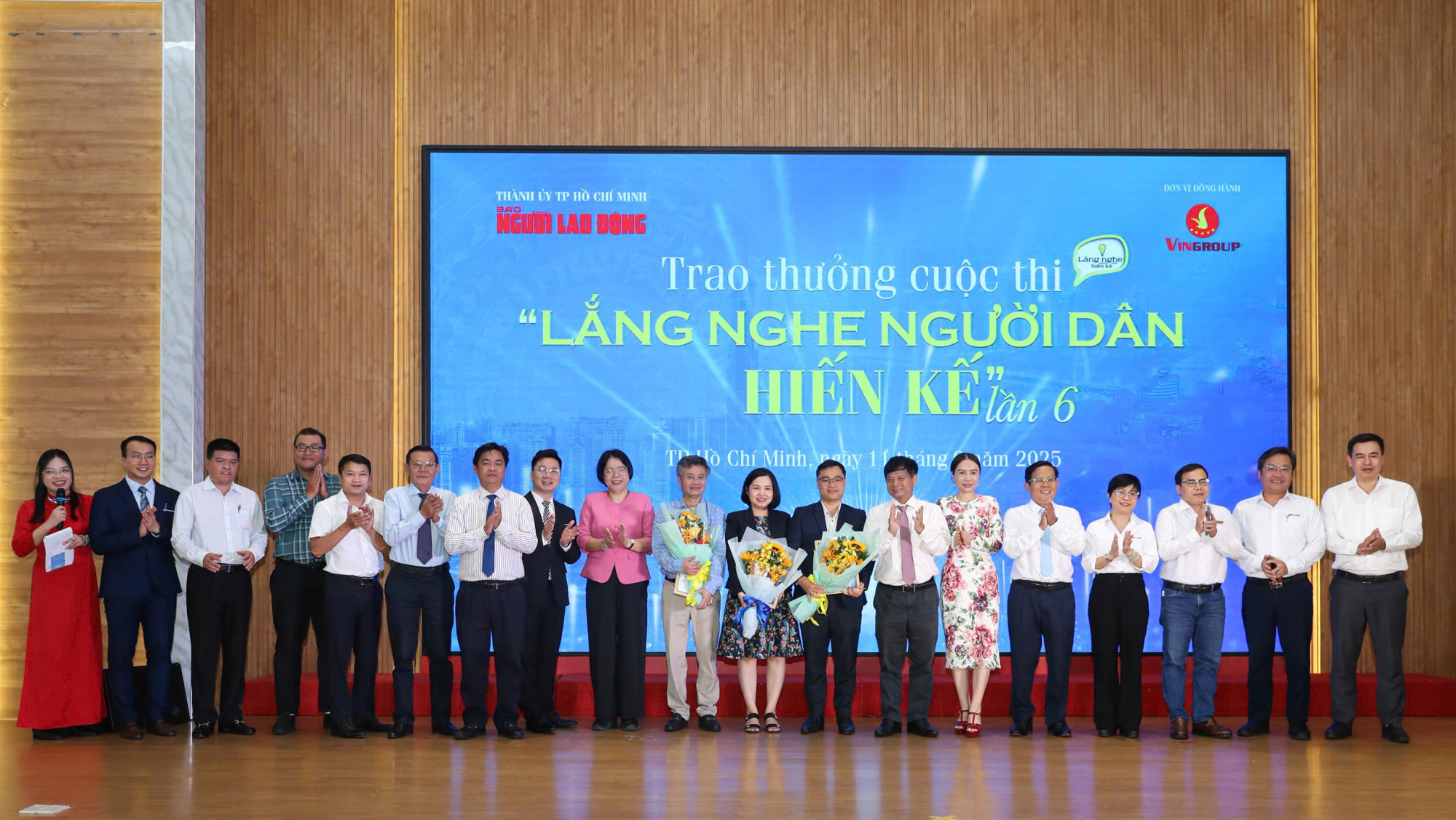 Ban giám khảo, đại biểu khách mời chụp hình cùng các tác giả đạt giải tại cuộc thi