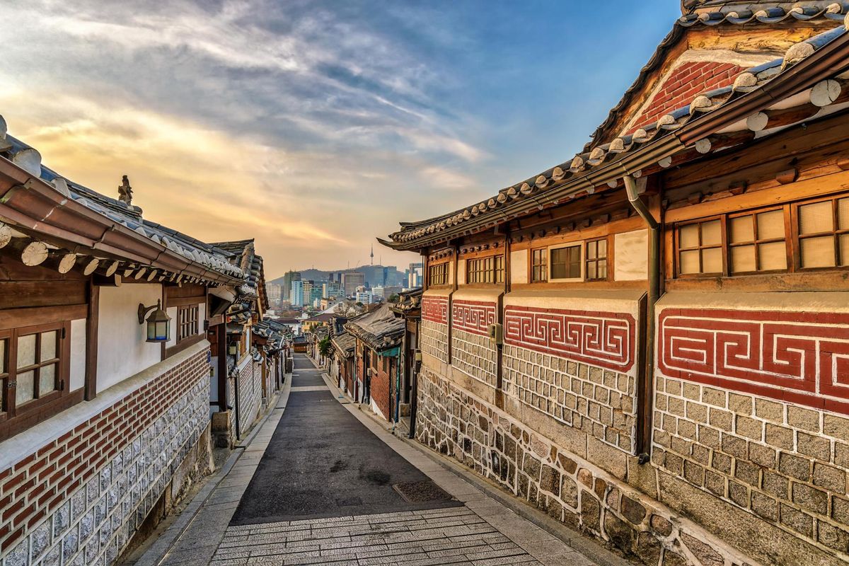 Trong KPop Demon Hunters, Rumi gặp Jinu trên mái nhà hanok gợi nhớ đến làng Bukchon Hanok ở trung tâm Seoul. Ảnh: Getty Imagesbank