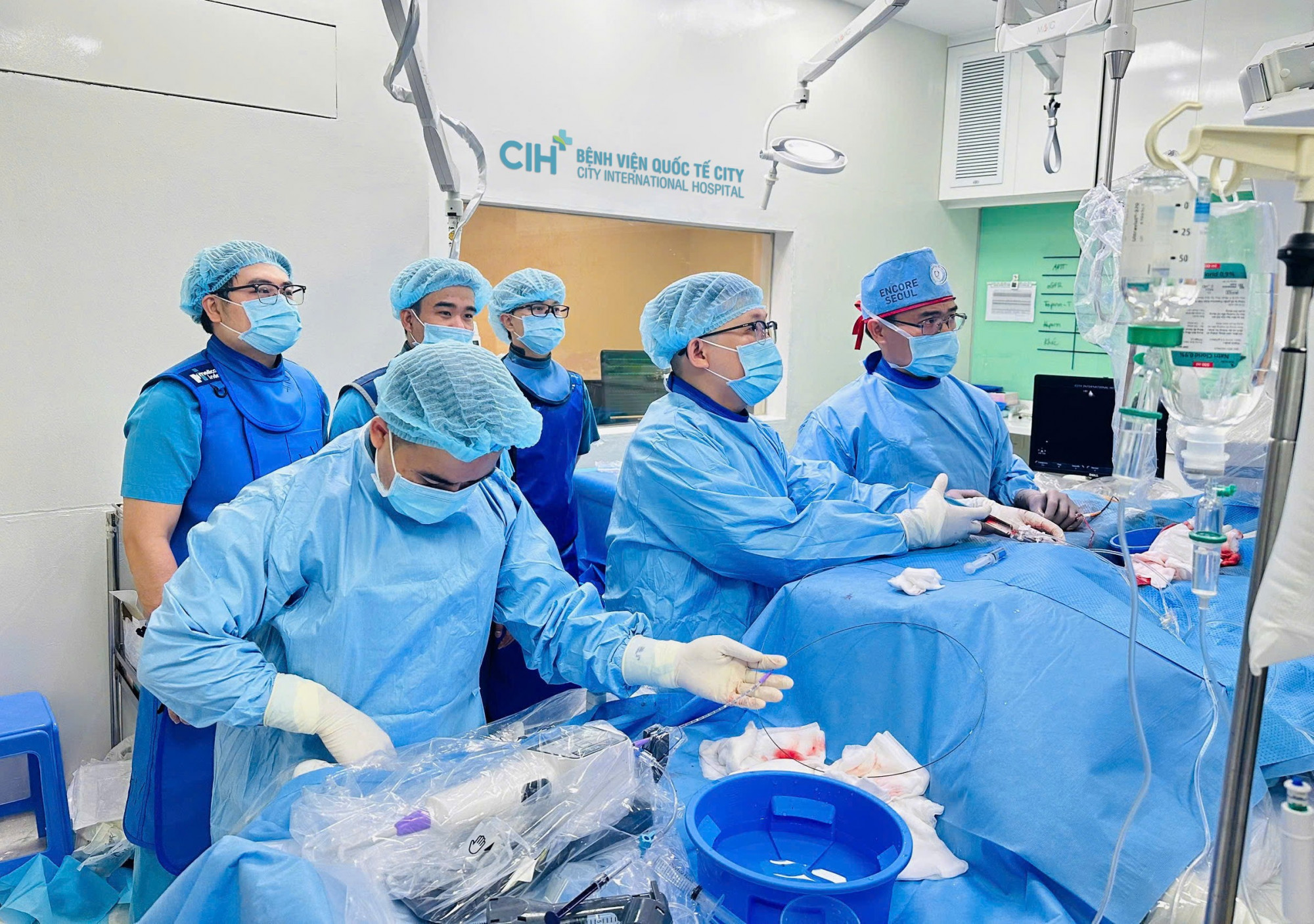 Ê-kíp bác sĩ đang can thiệp tim cho anh V., ảnh BVCC