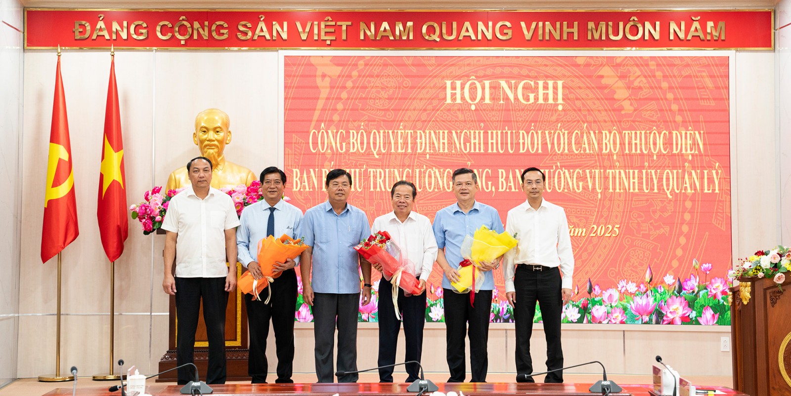 Thường trực Tỉnh ủy An Giang trao quyết định nghỉ hưu đối với ông Mai Văn Huỳnh, Võ Minh Hoàng, Giang Thanh Khoa - Ảnh Trung Hiếu