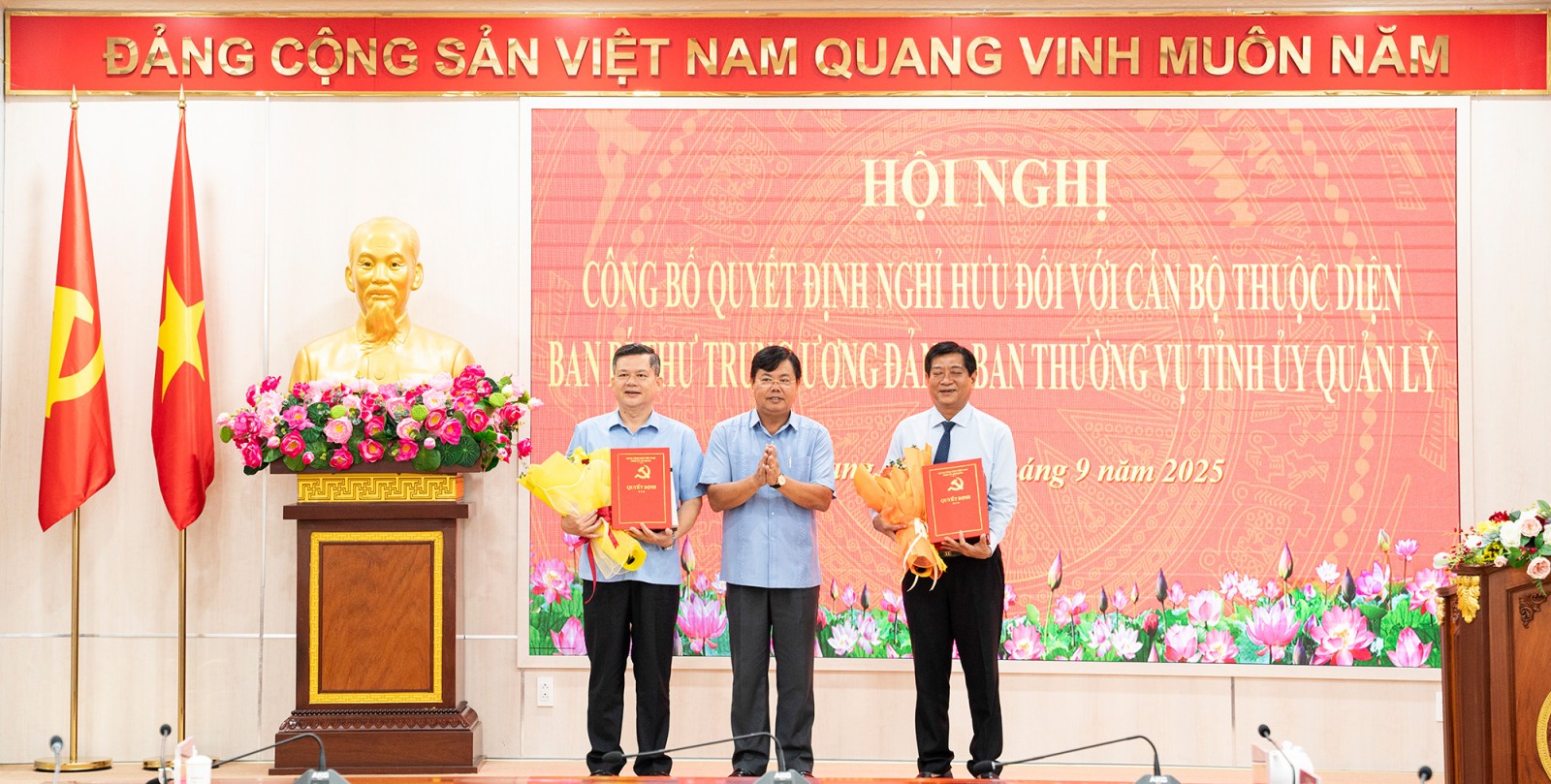 Ông Nguyễn Tiến Hải - Bí thư Tỉnh ủy An Giang trao quyết định cho ông Võ Minh Hoàng và ông Giang Thanh Khoa - Ảnh Trung Hiếu