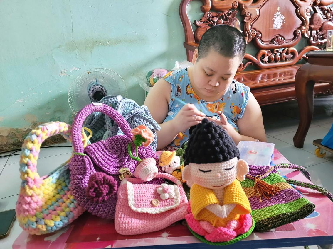 Với Bích Trâm, mỗi ngày cần mẫn với len không chỉ giúp cô tìm thấy niềm vui sống