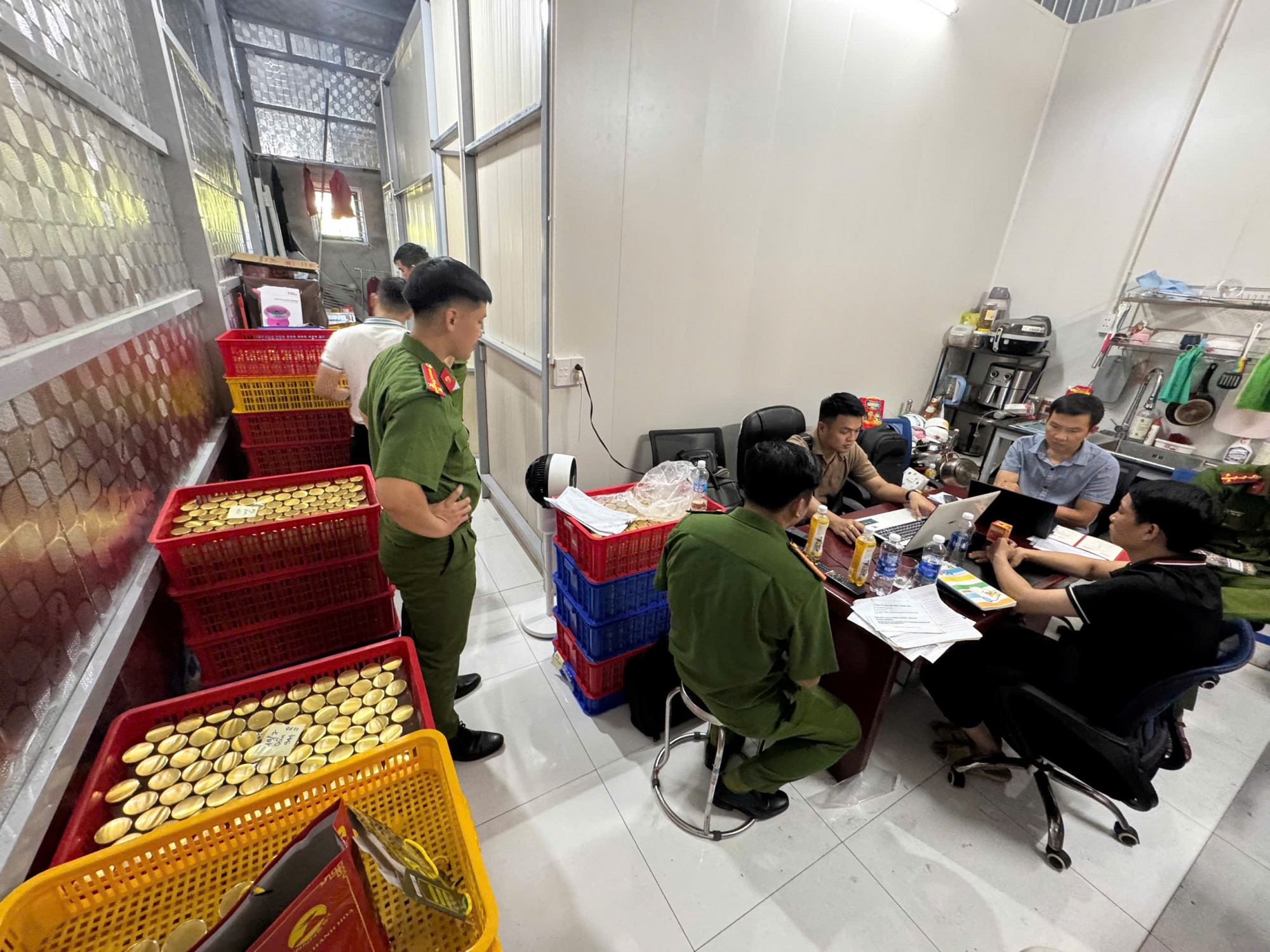 Cảnh sát khám xét hiện trường_Ảnh: Công an Đà Nẵng.