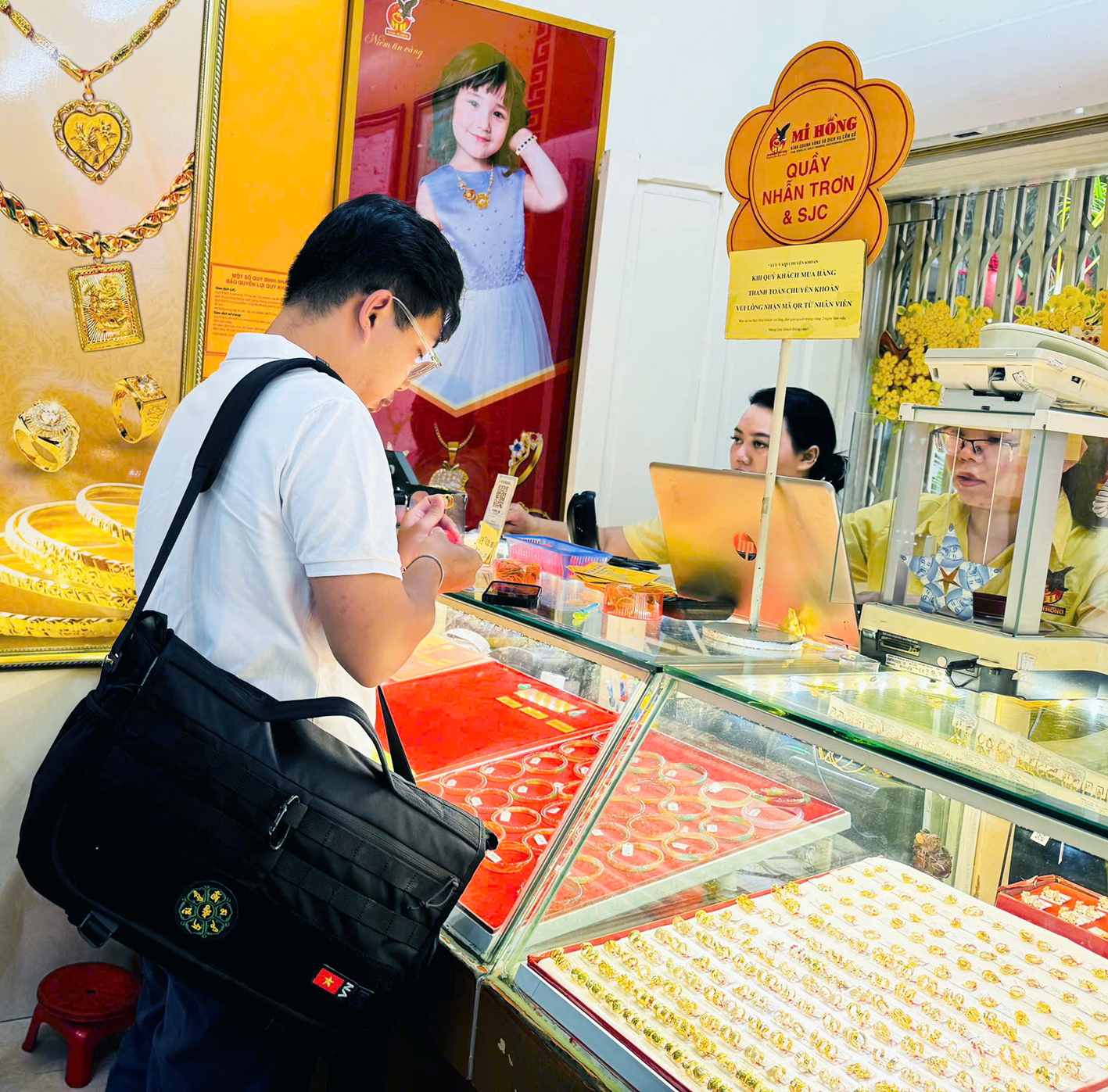 Vàng vẫn được xem là kênh giữ tiền an toàn dài hạn. Ảnh chụp người dân mua vàng tại cửa hàng Mi Hồng (TPHCM)