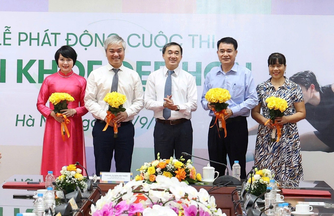 TTƯT.GS.TS. Trần Văn Thuấn - Thứ trưởng Bộ Y tế, Trưởng Ban chỉ đạo cuộc thi “Tôi khỏe đẹp hơn” lần 4 - tặng hoa cho Hội đồng Giám khảo - Ảnh: Herbalife Việt Nam
