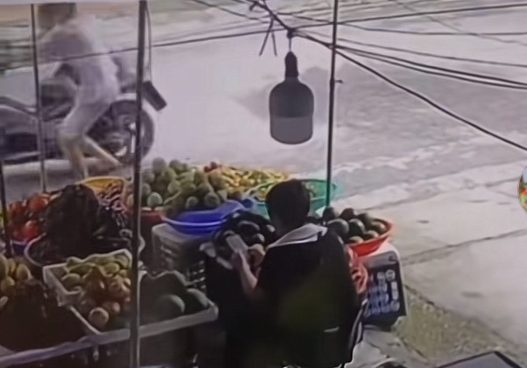 Bé vặn tay ga tử vong, vì sao không phải là tai nạn hy hữu? Hiện trường xảy ra vụ tai nạn do cháu bé vặn tay ga xe máy - Ảnh: Cắt từ camera
