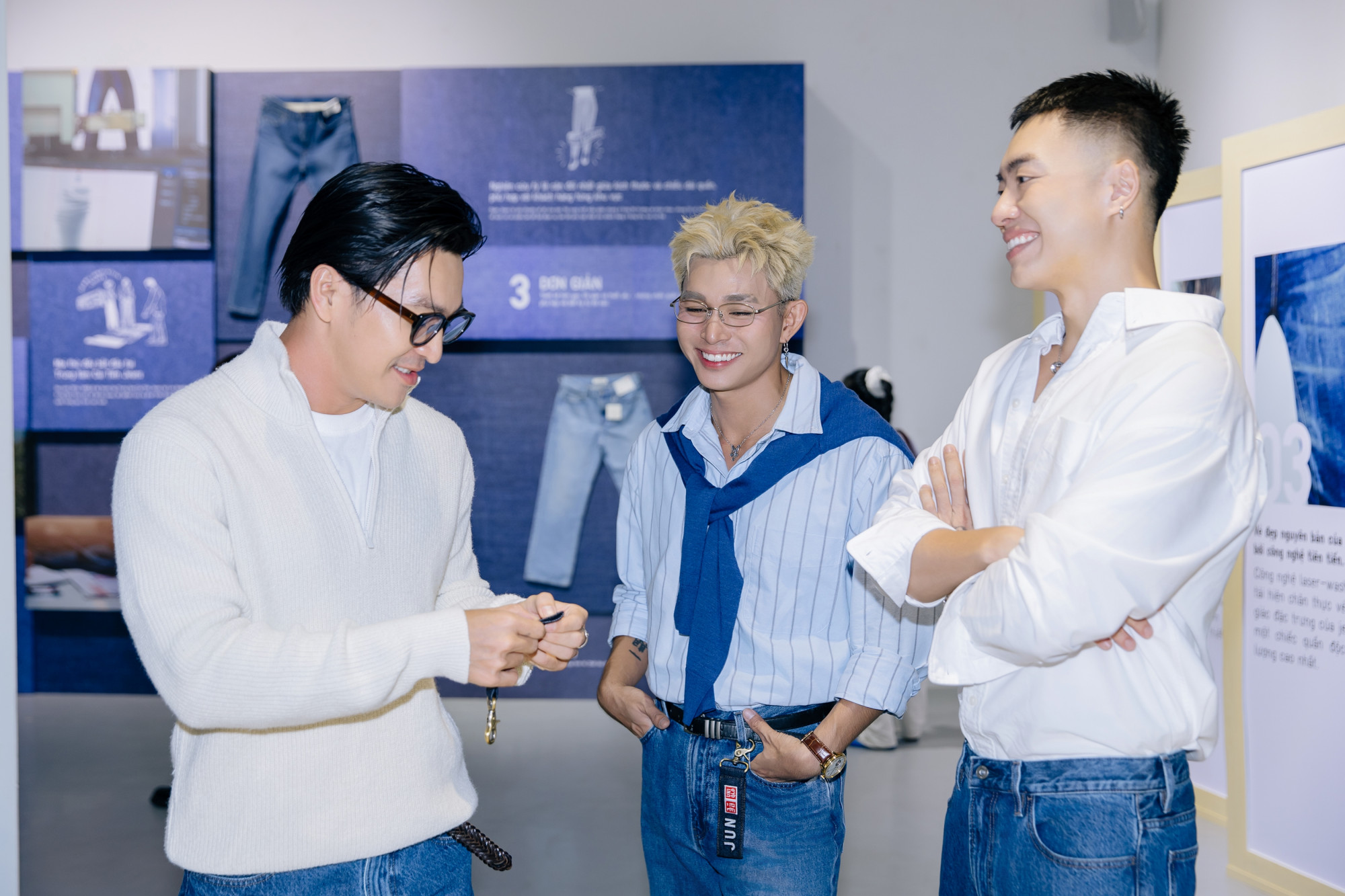  Dù theo đuổi 2 phong cách khác biệt, Jun Phạm và Thiên Minh đều chứng minh quần jeans là item dễ phối nhất trong mùa thu. Với Jun Phạm, jeans mang lại sự trẻ trung, tự do, còn Thiên Minh, jeans lại trở thành món đồ khắc họa phong cách tối giản, lịch lãm.